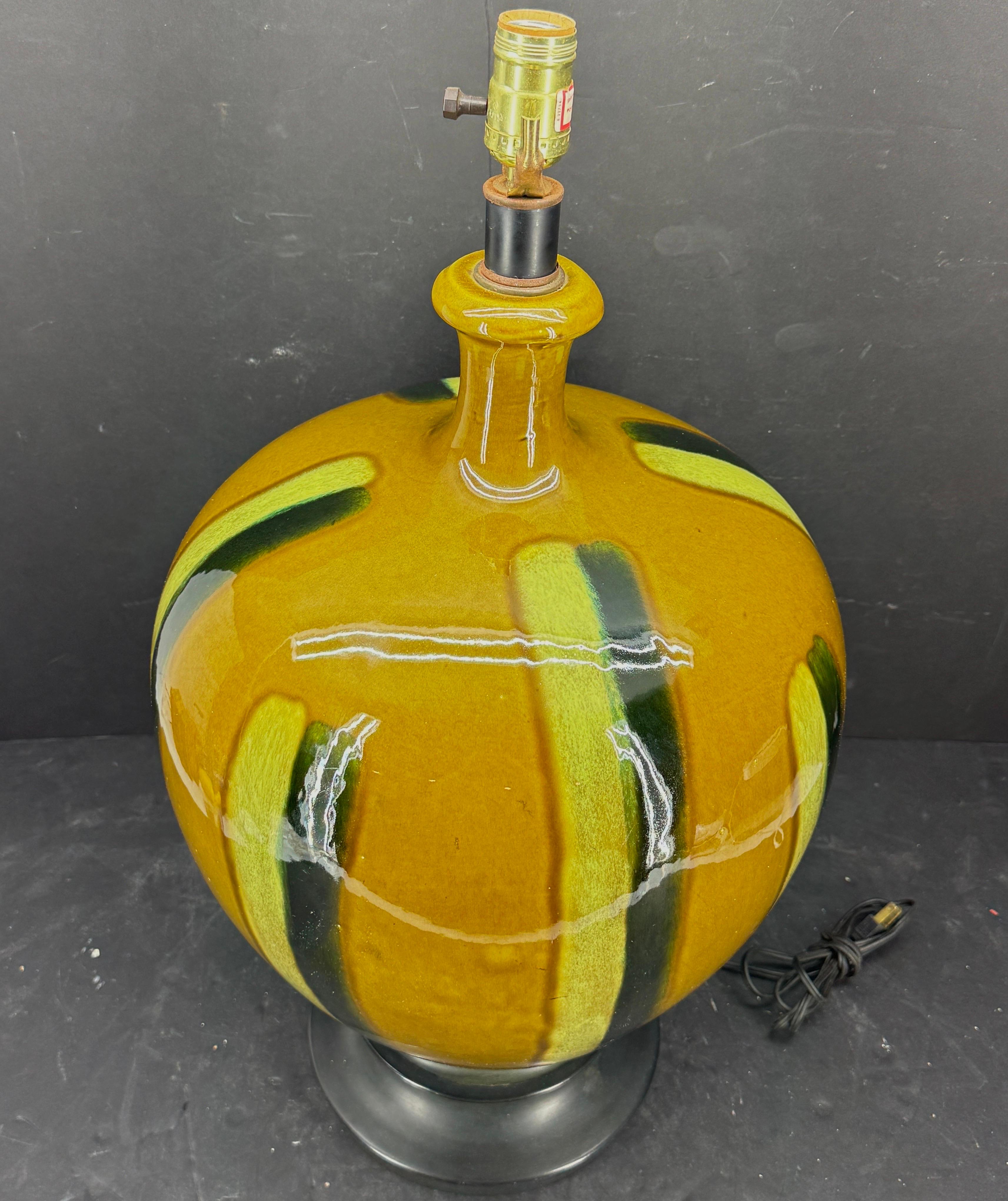 Metallo Grande lampada in ceramica a strisce multiple della modernità di metà secolo in vendita