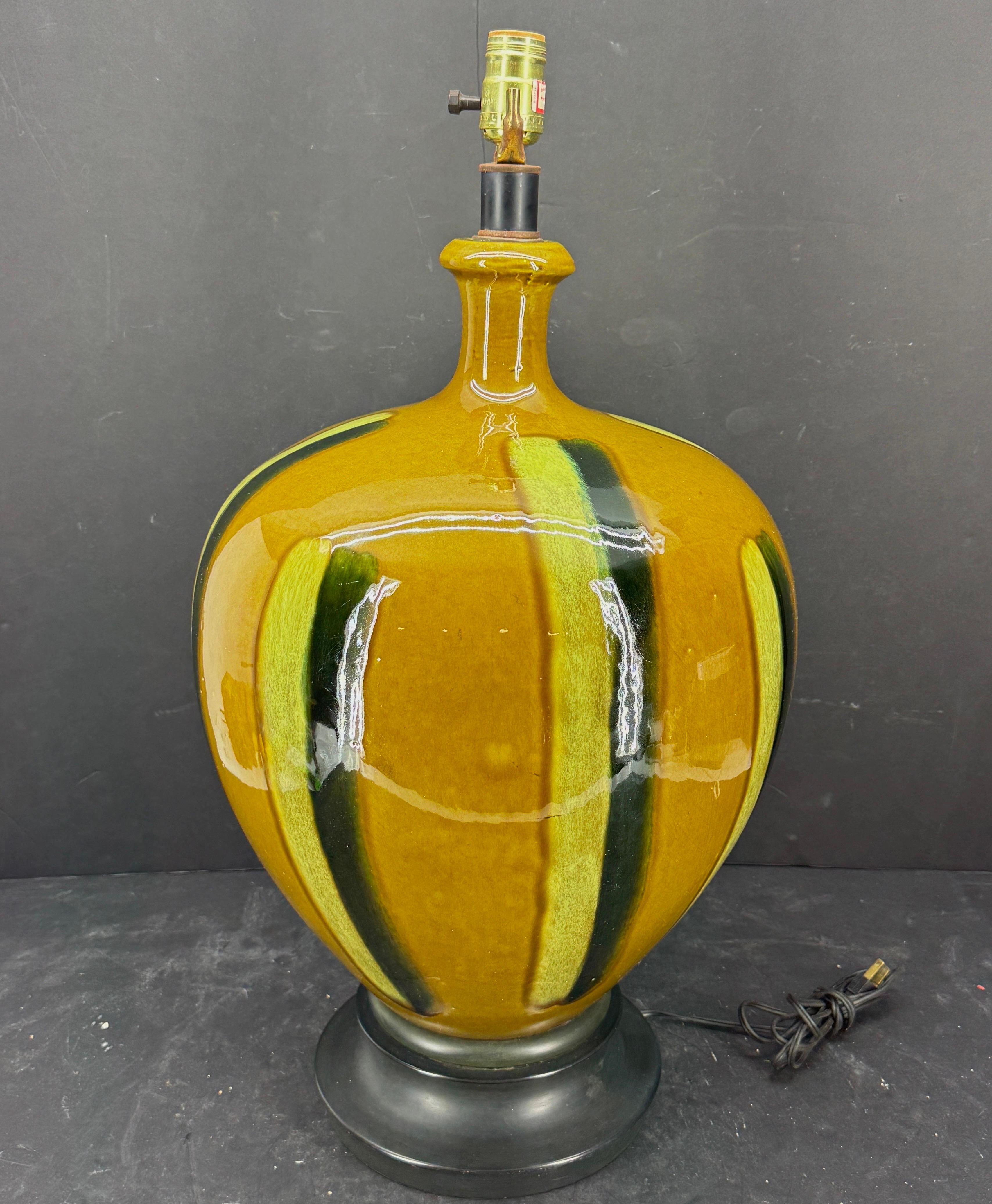 Grande lampada in ceramica a strisce multiple della modernità di metà secolo in vendita 1