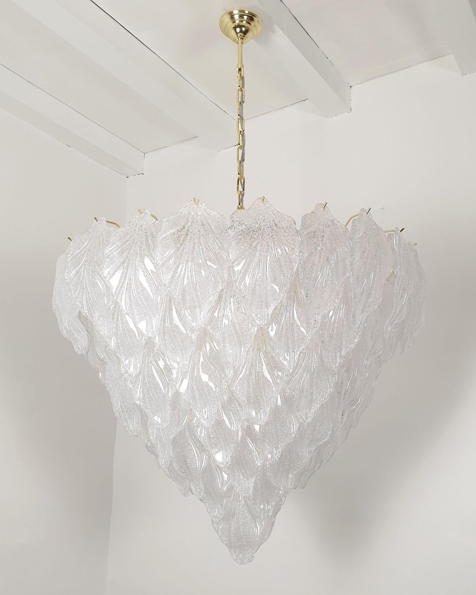 Very large Murano glass chandelier, Mid Century Modern, attributed to Barovier and Toso, Italy 1980s.
The chandelier is made of translucent Graniglia ( glass sand inside the glass leaf) leaves in Murano glass and a plated gold frame.
It has 13
