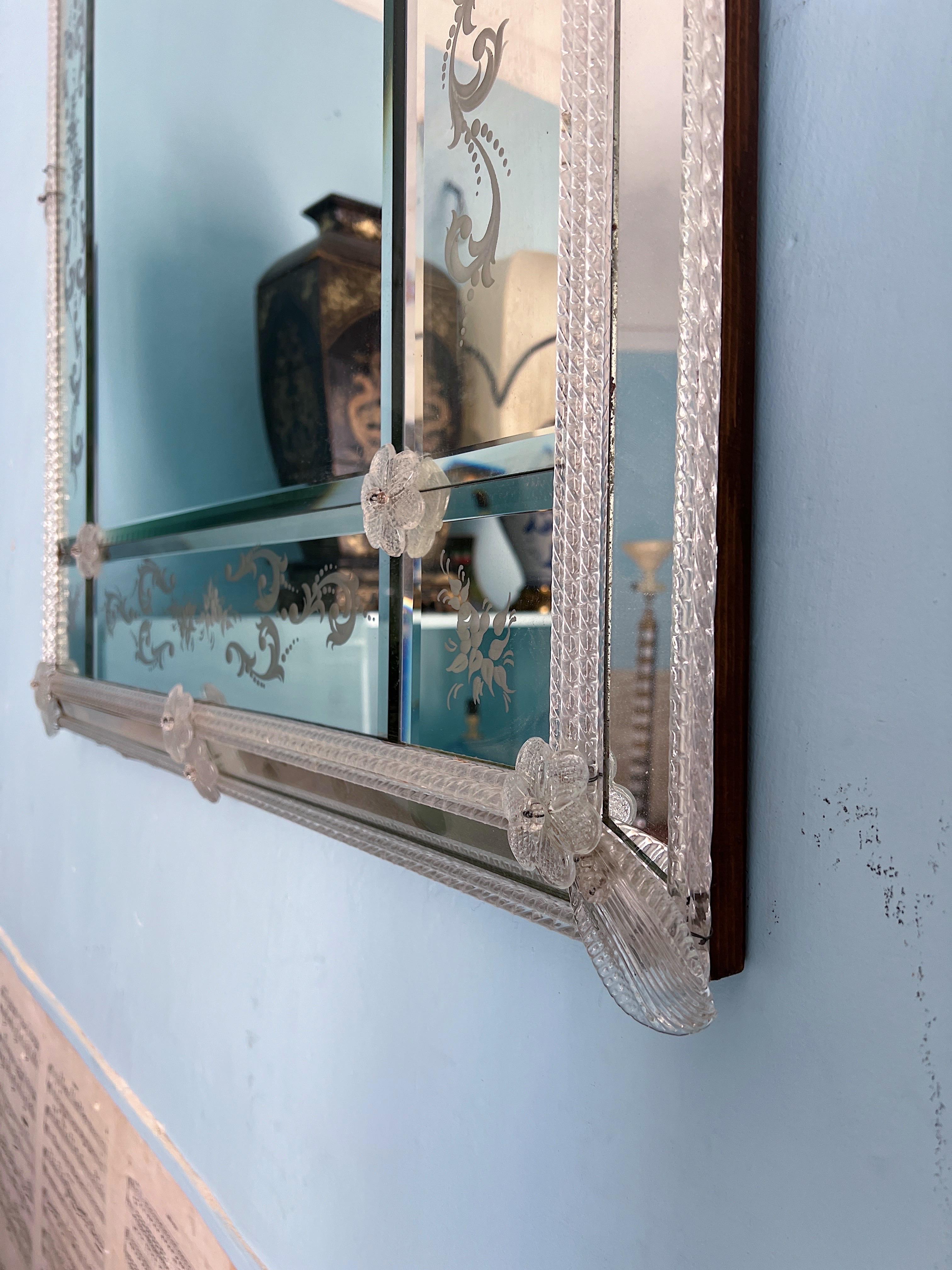 Grand miroir en verre de Murano datant du milieu du siècle dernier en vente 3