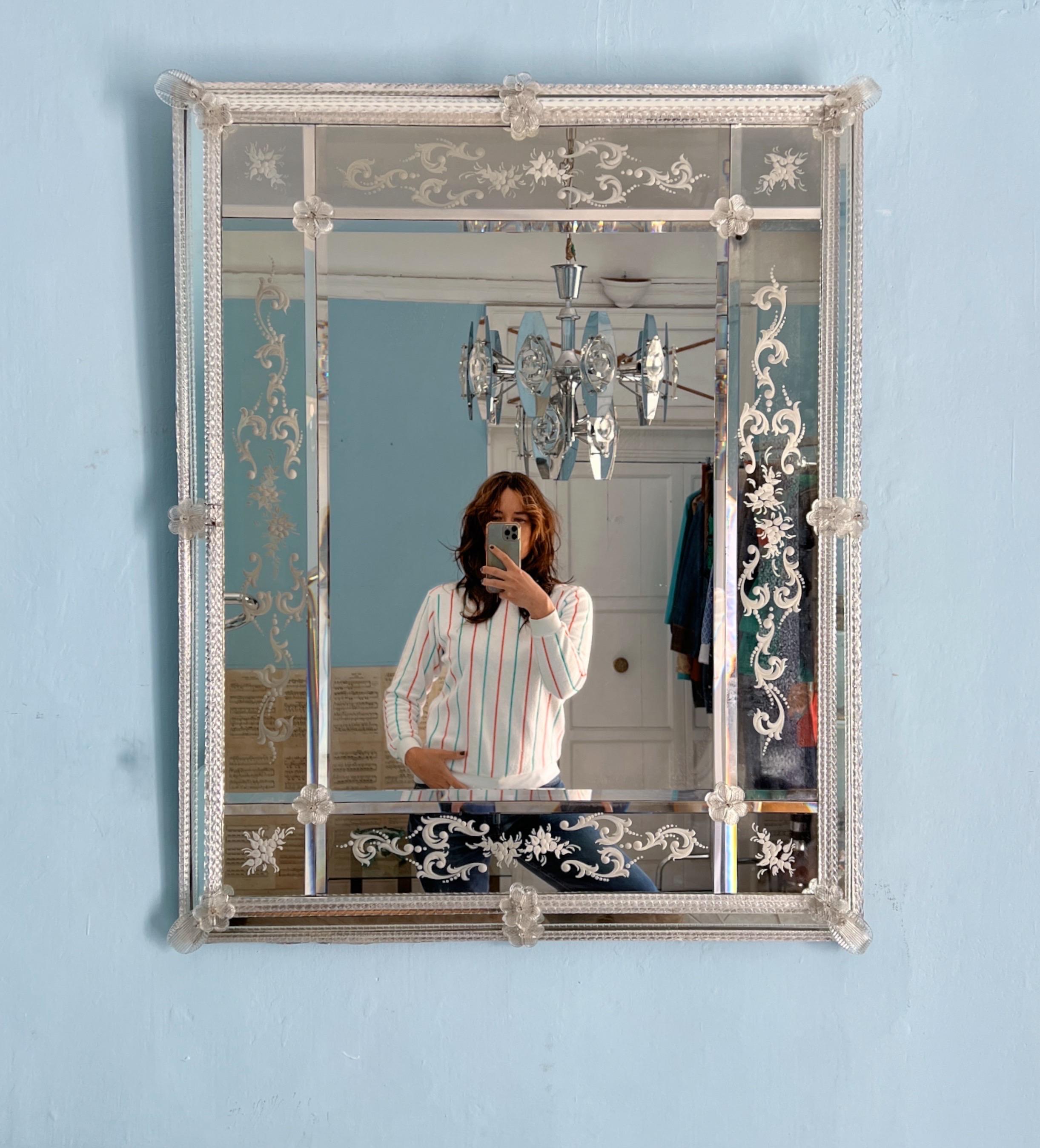 Grand miroir en verre de Murano datant du milieu du siècle dernier en vente 1