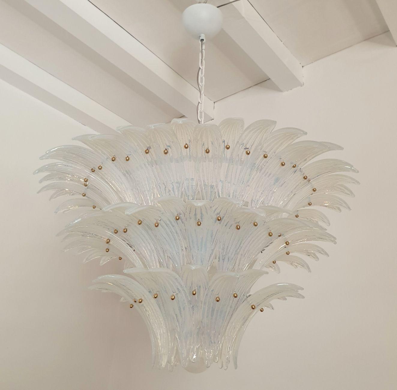 Large Mid-Century Modern Murano glass Palmette chandelier, Barovier and Toso style, Italy 1970s.
The chandelier is made of a white painted metal frame and Opalescent Murano glass palmettes.
The opaline coloration on Murano glass creates a