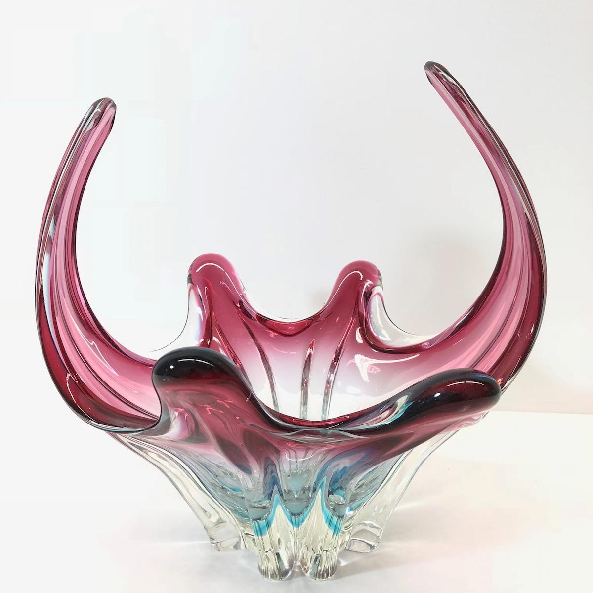 An amazing Venetian Murano glass flower bowl in an unusual extra large size and a pretty beautiful dark pink, blue and clear color. A highly decorative piece useful as centre piece or bowl, candy bowl or fruit bowl, Italy, 1960s.