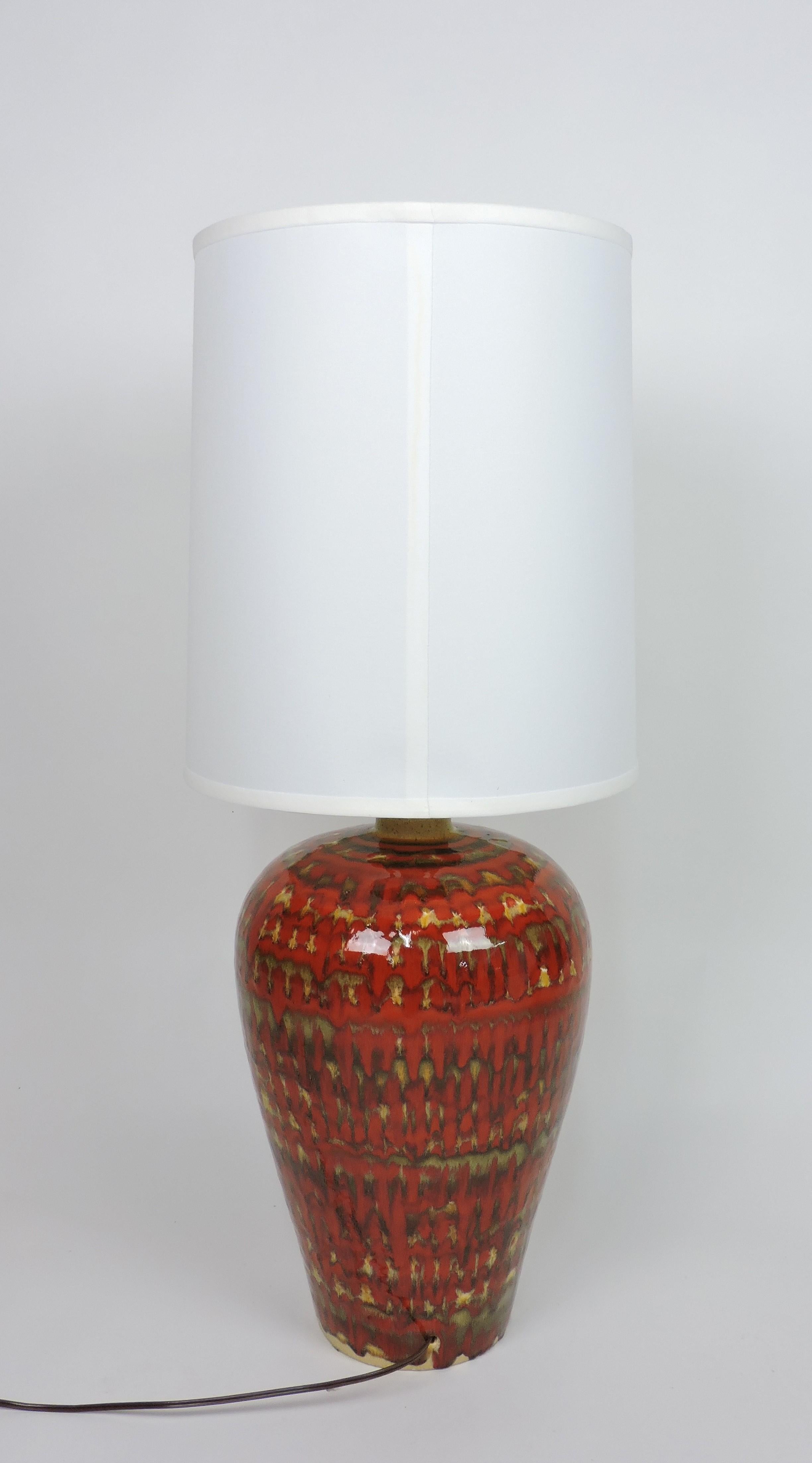 Lámpara de sobremesa de cerámica, grande e impresionante. Esta lámpara tiene un bonito esmalte variegado de color naranja, marrón y amarillo. Tiene todo el cableado nuevo y lleva una bombilla de 3 vías.