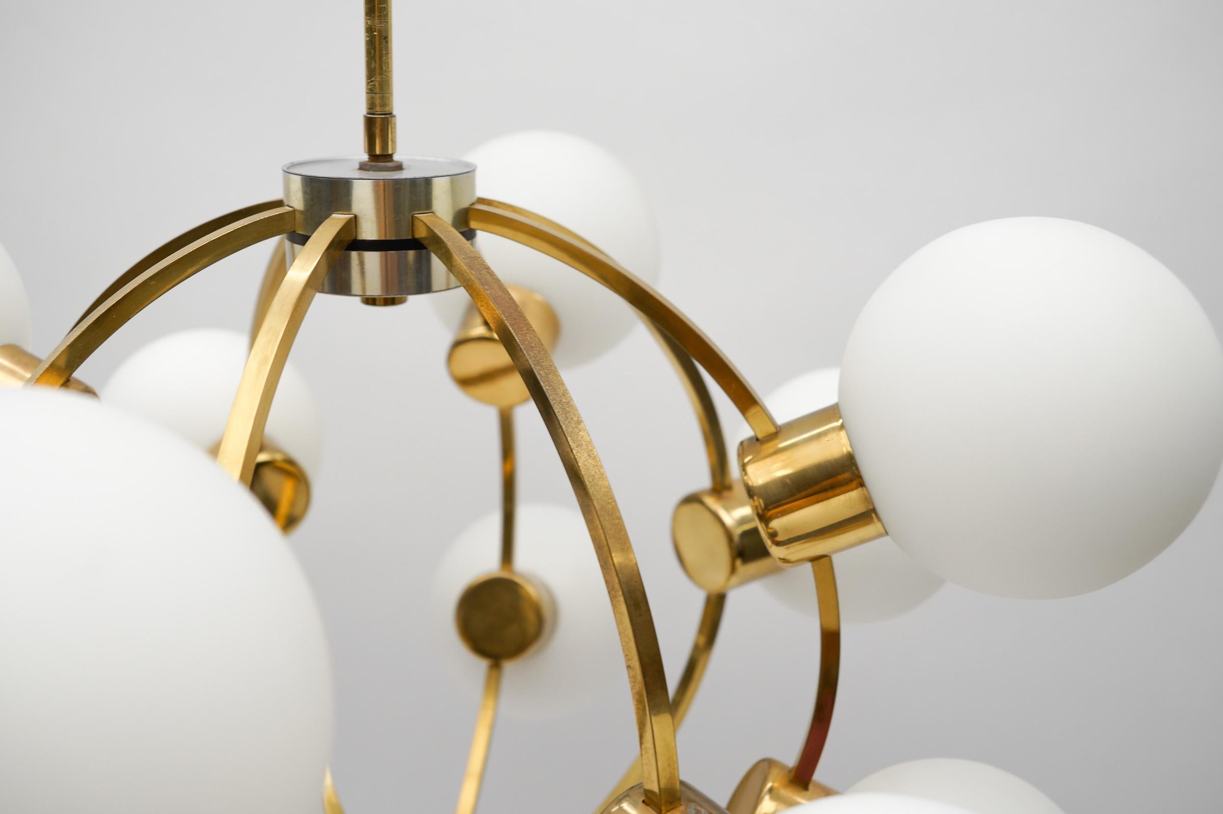 Große moderne Orbit- oder Sputnik-Lampe aus der Mitte des Jahrhunderts mit 12 Opalglaskugeln im Angebot 6