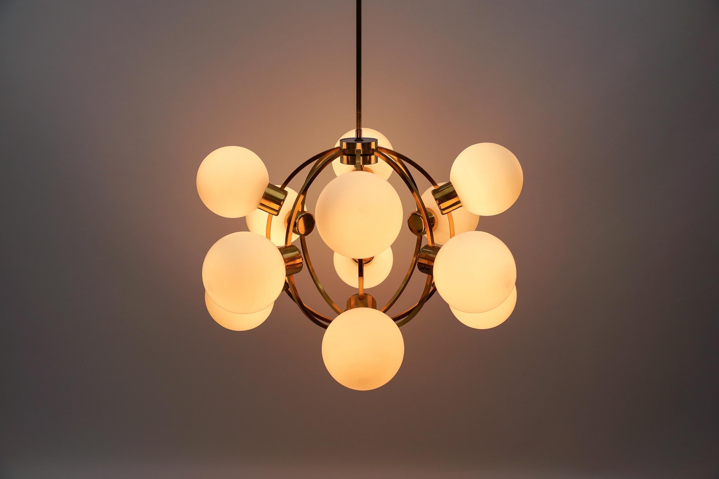 Large Mid-Century Modern Orbit or Sputnik Lamp with 12 Opaline Glass Balls In Good Condition For Sale In Nürnberg, Bayern