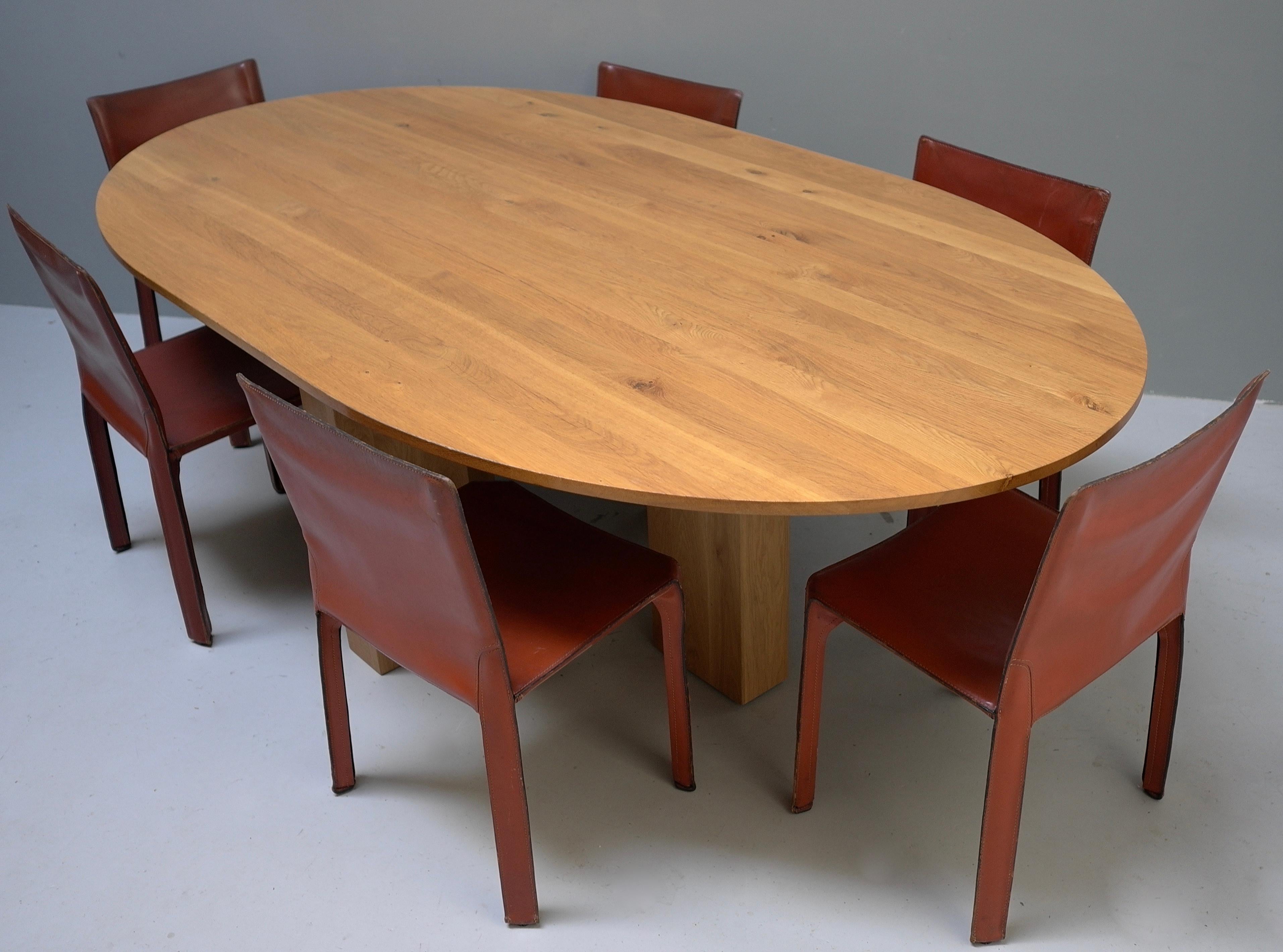 Large Mid-Century Modern Oval Oak European Dining table In Good Condition In Den Haag, NL