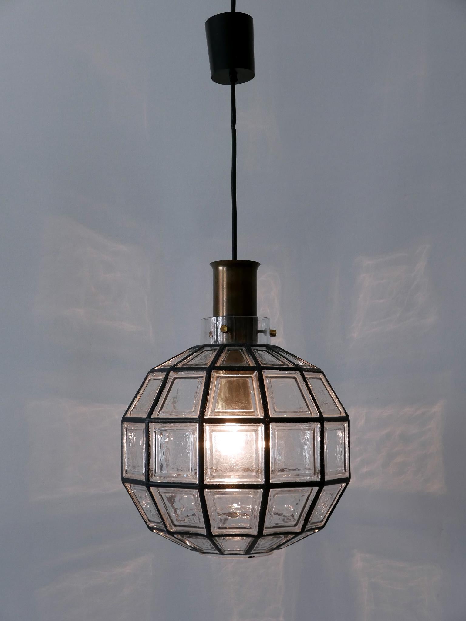 Tedesco Grande lampada a sospensione moderna di metà secolo di Glashütte Limburg, Germania, anni '60 in vendita