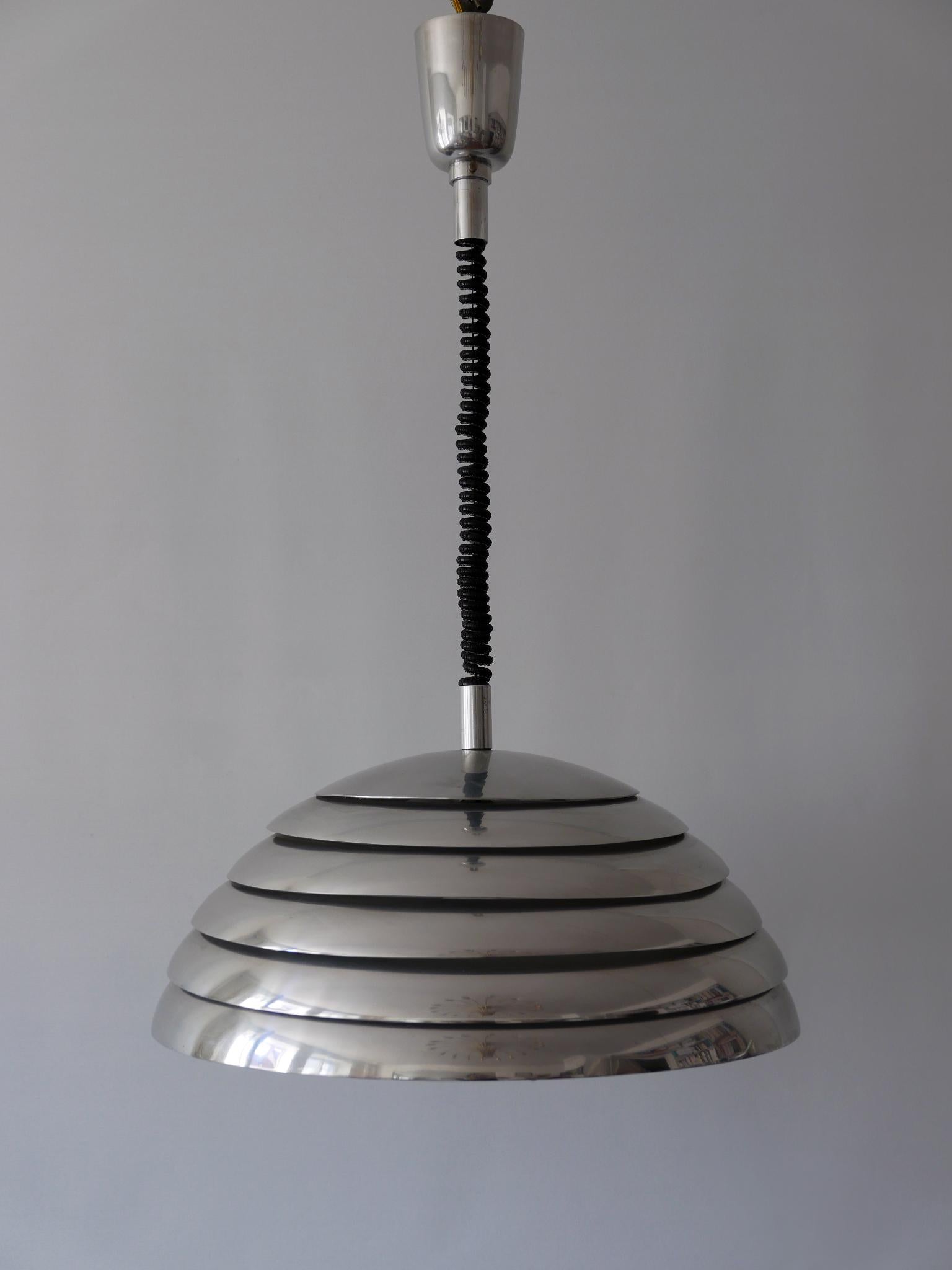 Rare et magnifique lampe suspendue ou lampe à suspendre de style moderne du milieu du siècle. Fabriqué par Vereinigte Werkstätten München, Allemagne, années 1960. 

Réalisée en tôle d'aluminium poli et diffuseur en lucite, la lampe suspendue