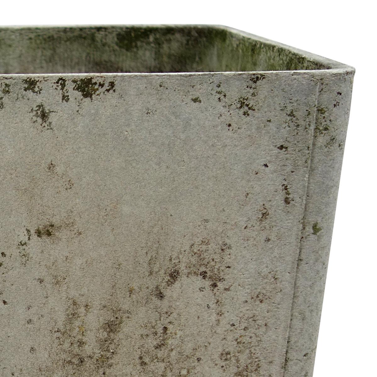 Large square planter by Swiss architect Willy Guhl for Eternit.
The planter is made of moulded cement.
Good vintage condition with nice patina.