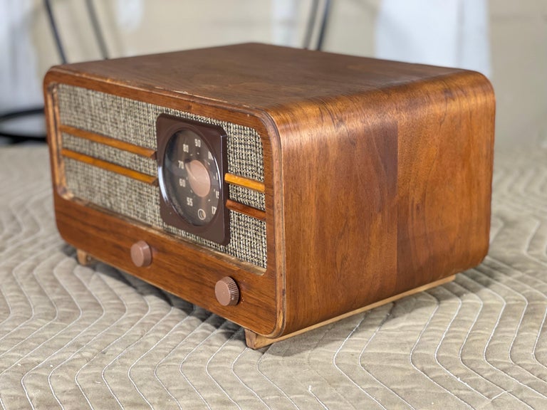Large Mid-Century Modern Radio by General Electric  For Sale 4