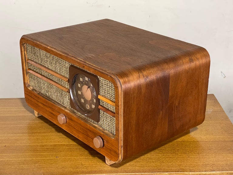 Large Mid-Century Modern Radio by General Electric  In Good Condition For Sale In Framingham, MA