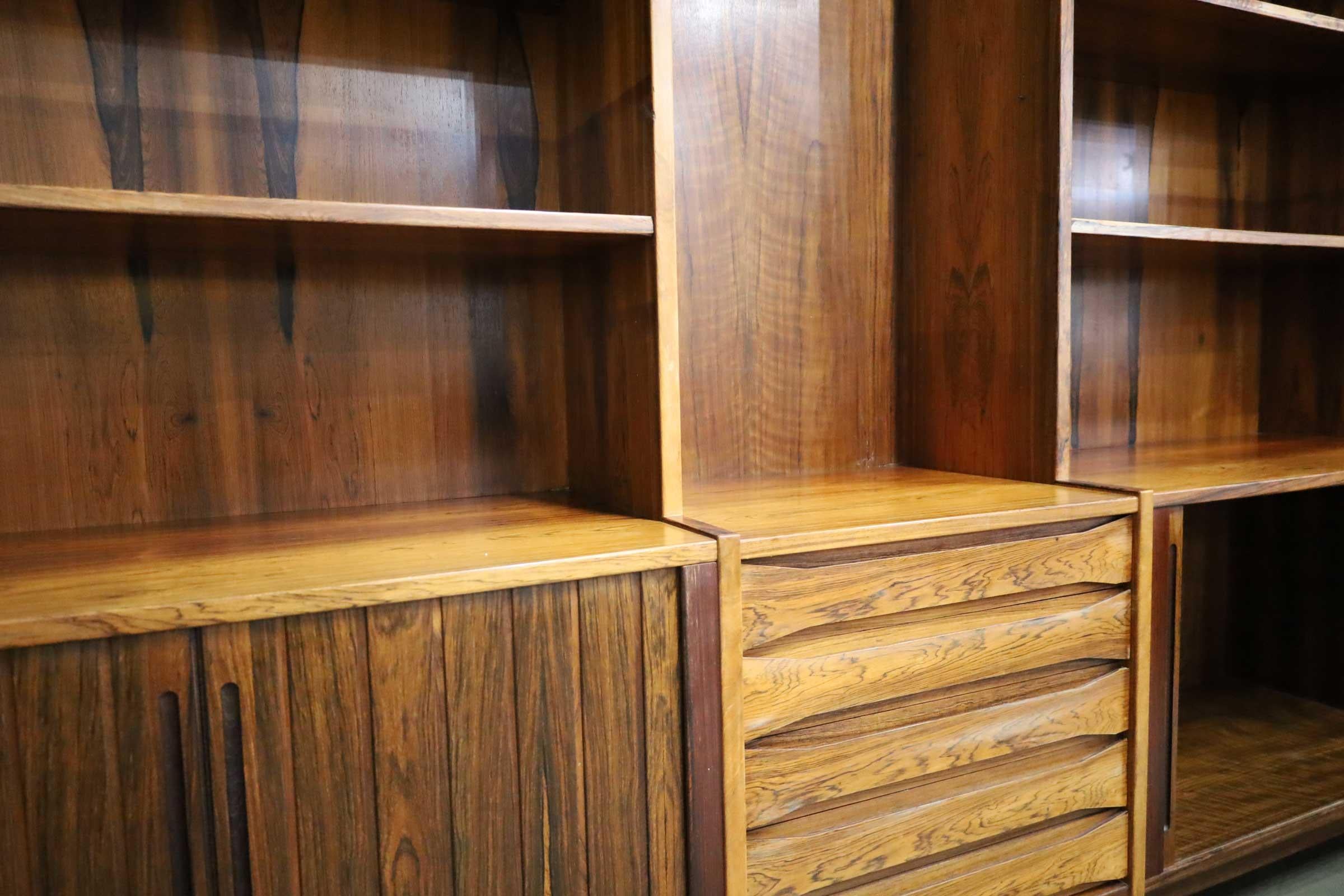 Grande bibliothèque et meuble de rangement en bois de rose de style mi-siècle moderne en vente 4
