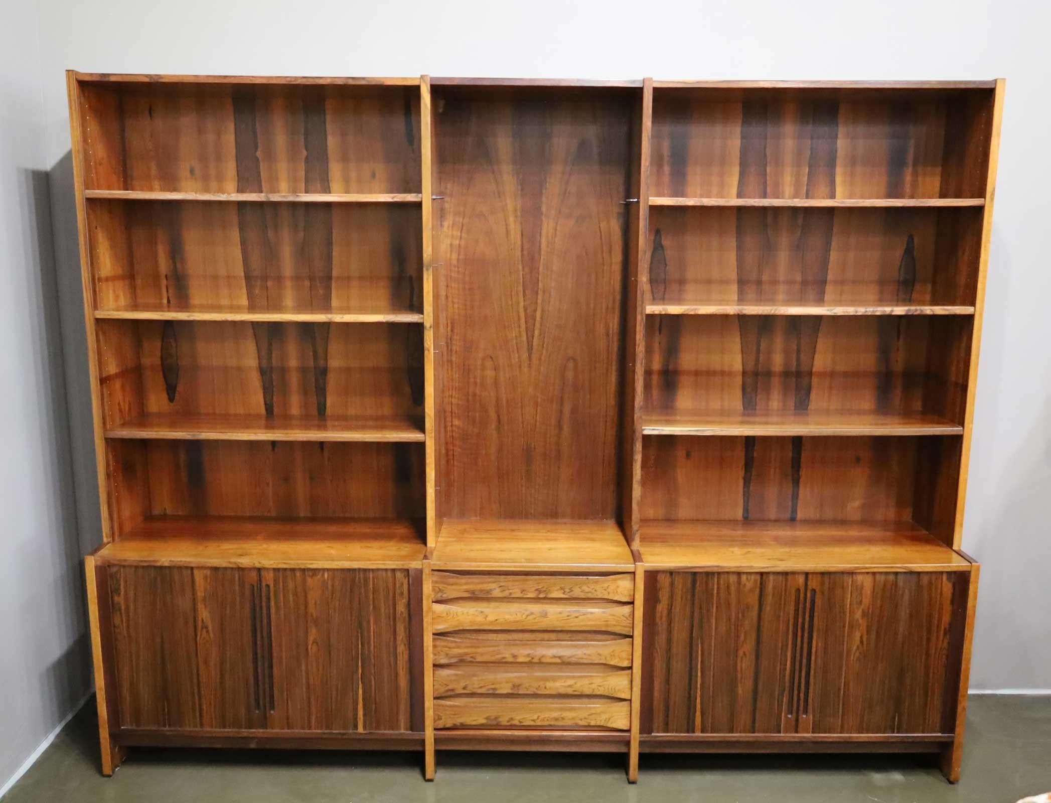 20ième siècle Grande bibliothèque et meuble de rangement en bois de rose de style mi-siècle moderne en vente