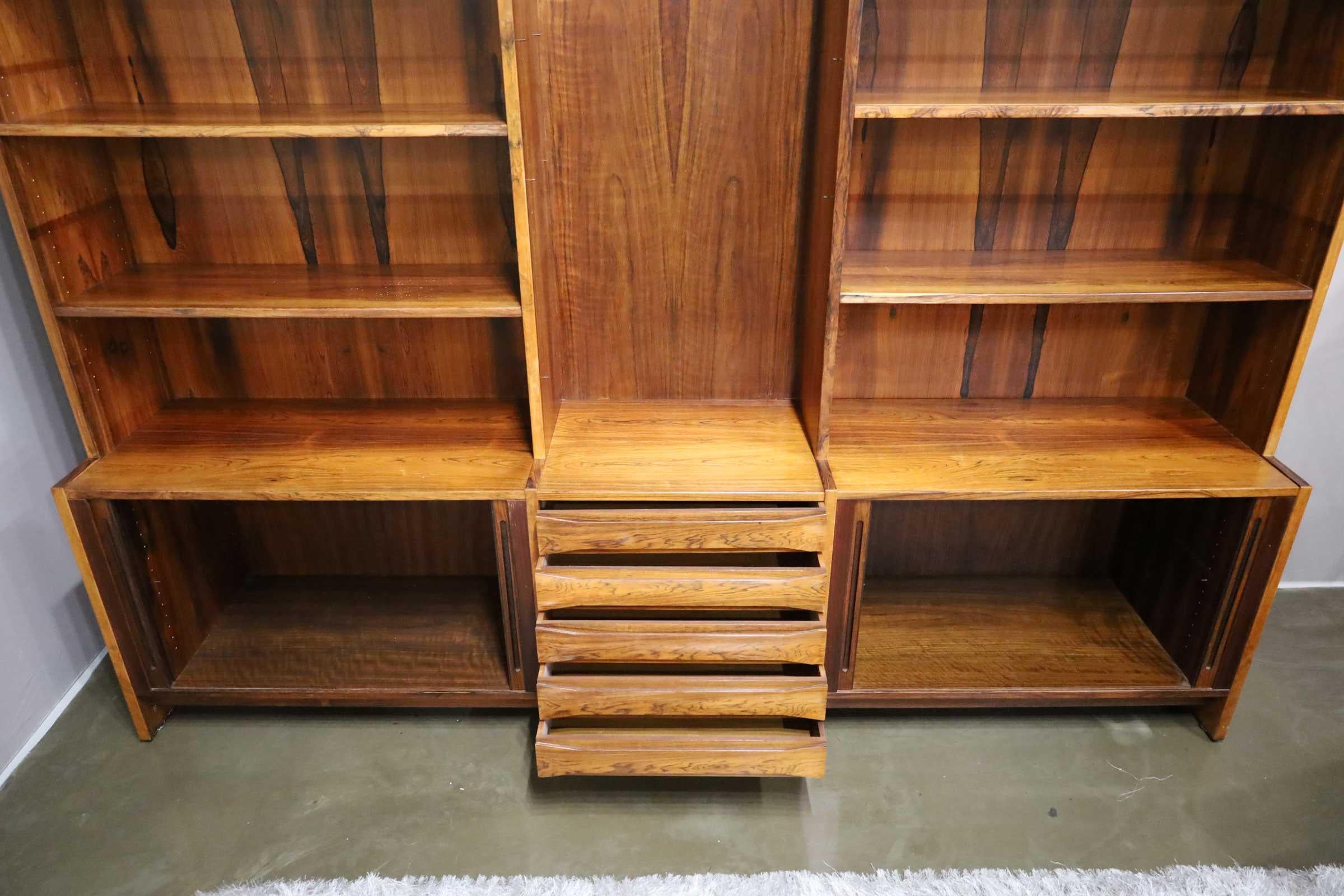 Grande bibliothèque et meuble de rangement en bois de rose de style mi-siècle moderne en vente 1