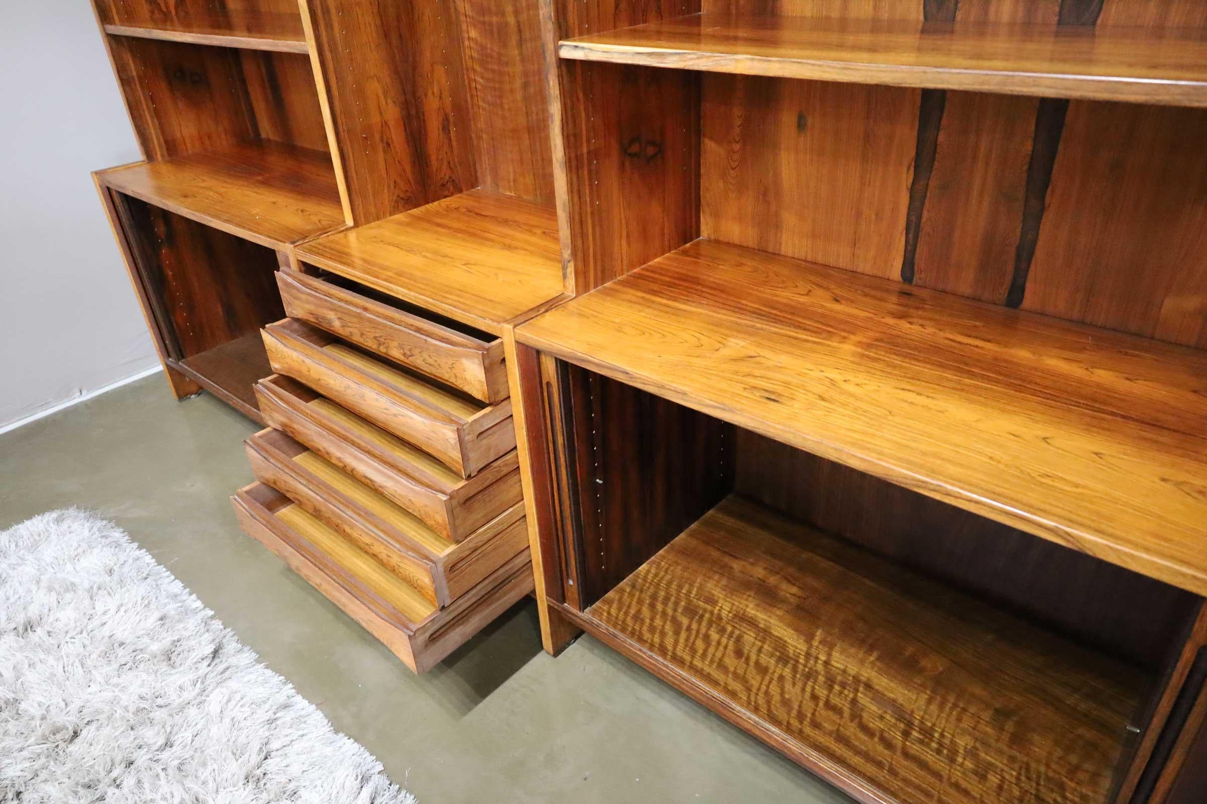 Grande bibliothèque et meuble de rangement en bois de rose de style mi-siècle moderne en vente 2