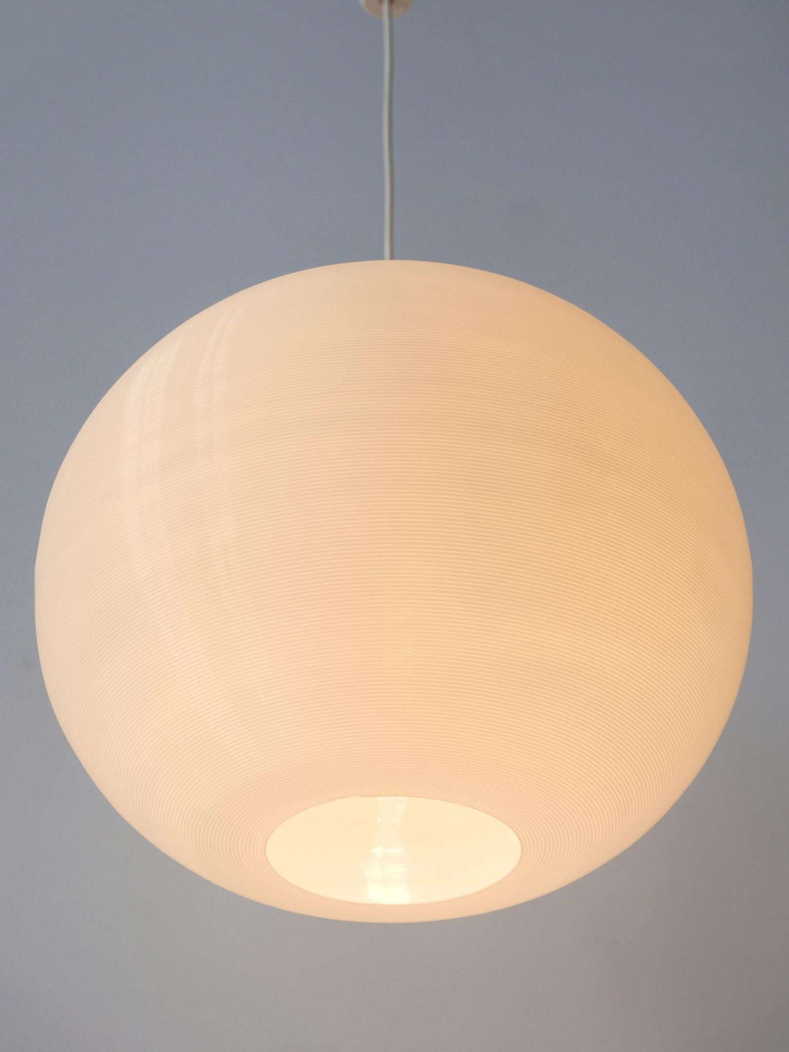 Rare and lovely Mid-Century Modern pendant lamp or hanging light. Designed by Yasha Heifetz for Rotaflex Heifetz, 1960s, USA.

Executed in spun plastic, it comes with 1 x E27 / E26 Edison screw fit bulb holder, is wired and in working condition. It