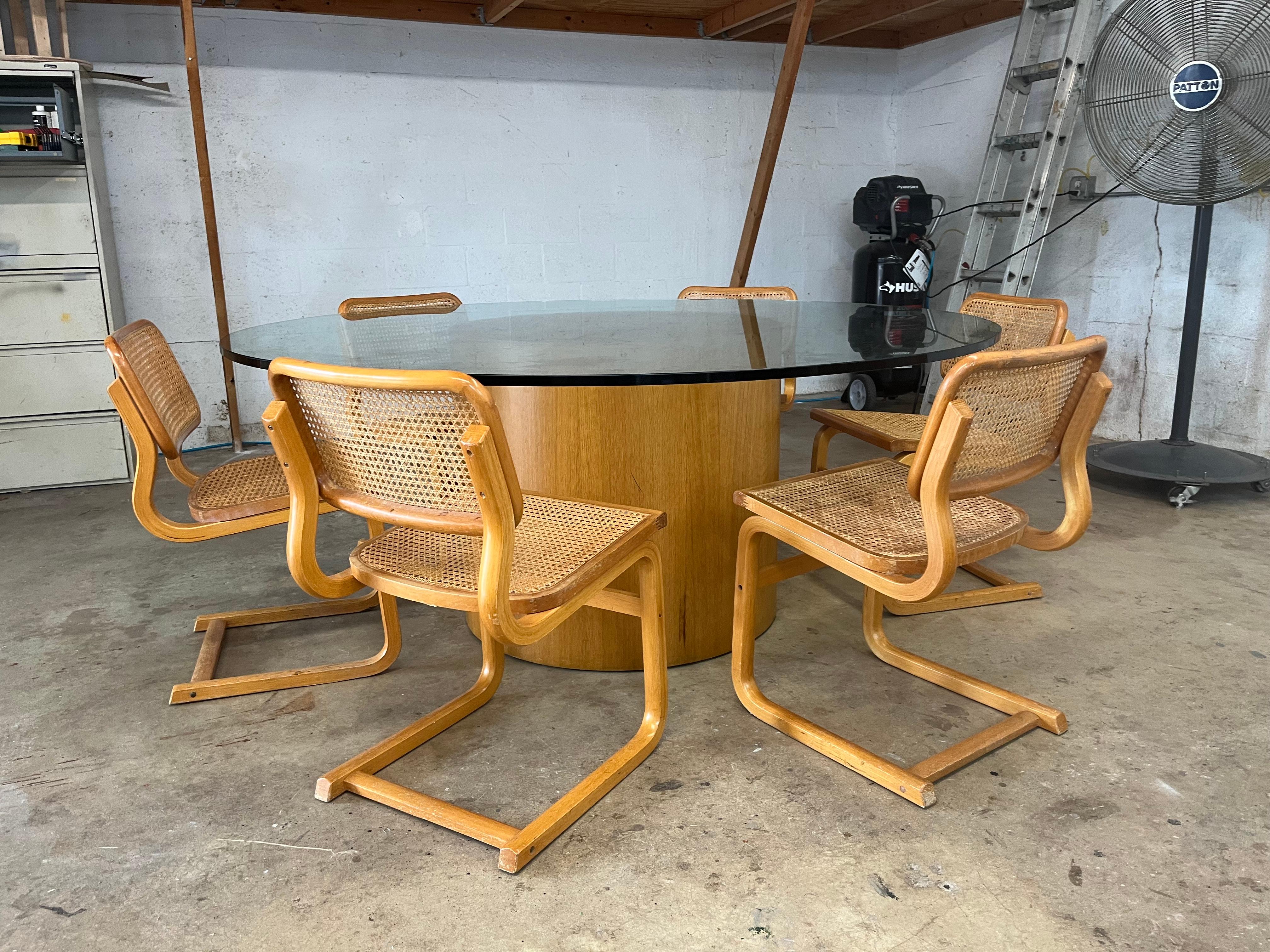 Grande table de salle à manger ronde en verre de style moderne du milieu du siècle, base en placage de chêne, grand plateau en verre. Dix chaises de salle à manger assorties sont vendues séparément et ne font pas partie de cette liste. 