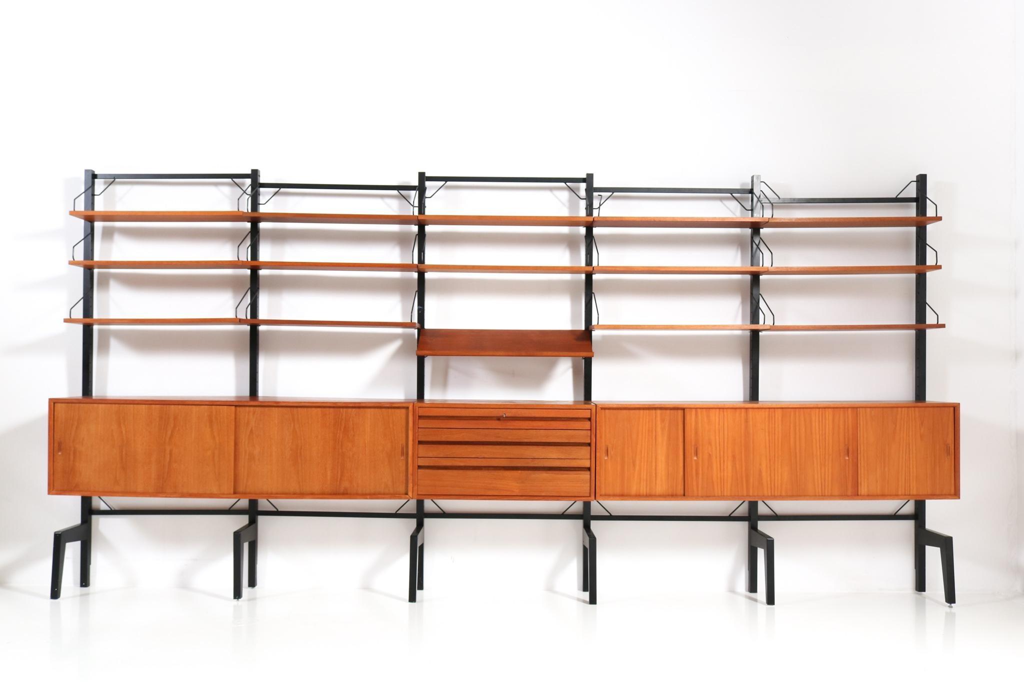 Magnificent and extra large Mid-Century Modern Royal modular free standing wall unit.
Design by Poul Cadovius for Cado.
Striking Danish design from the 1960s.
This extra large Mid-Century Modern Royal wall unit consists of:
six black lacquered