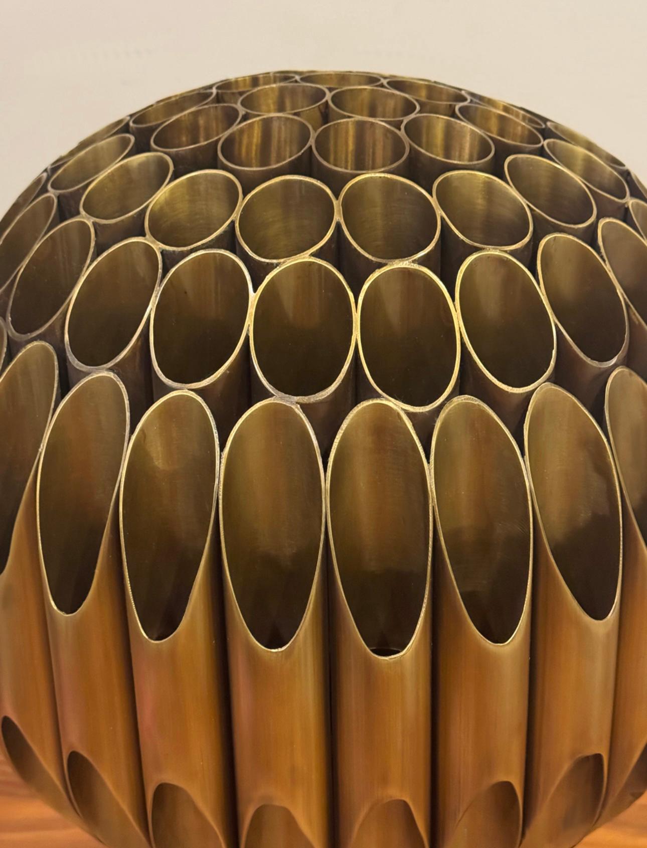 Americano Grande lampada da tavolo a sfera in ottone Ruche della metà del secolo scorso di Michel Armand in vendita
