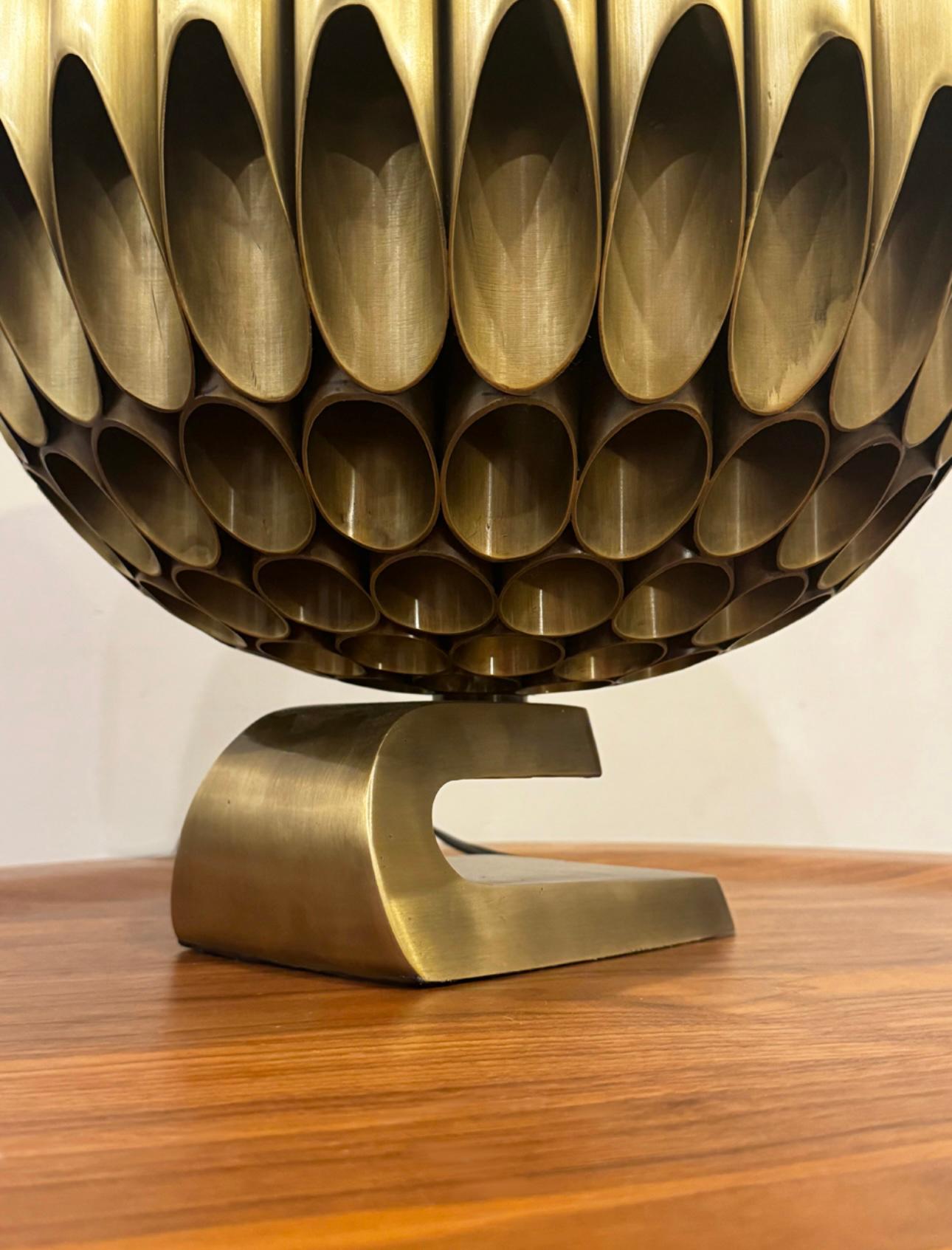 Grande lampada da tavolo a sfera in ottone Ruche della metà del secolo scorso di Michel Armand In condizioni buone in vendita a Philadelphia, PA