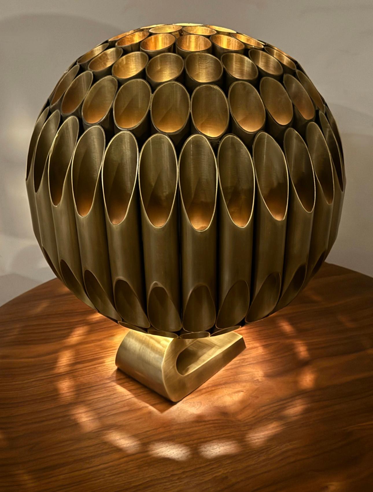 Fine XX secolo Grande lampada da tavolo a sfera in ottone Ruche della metà del secolo scorso di Michel Armand in vendita