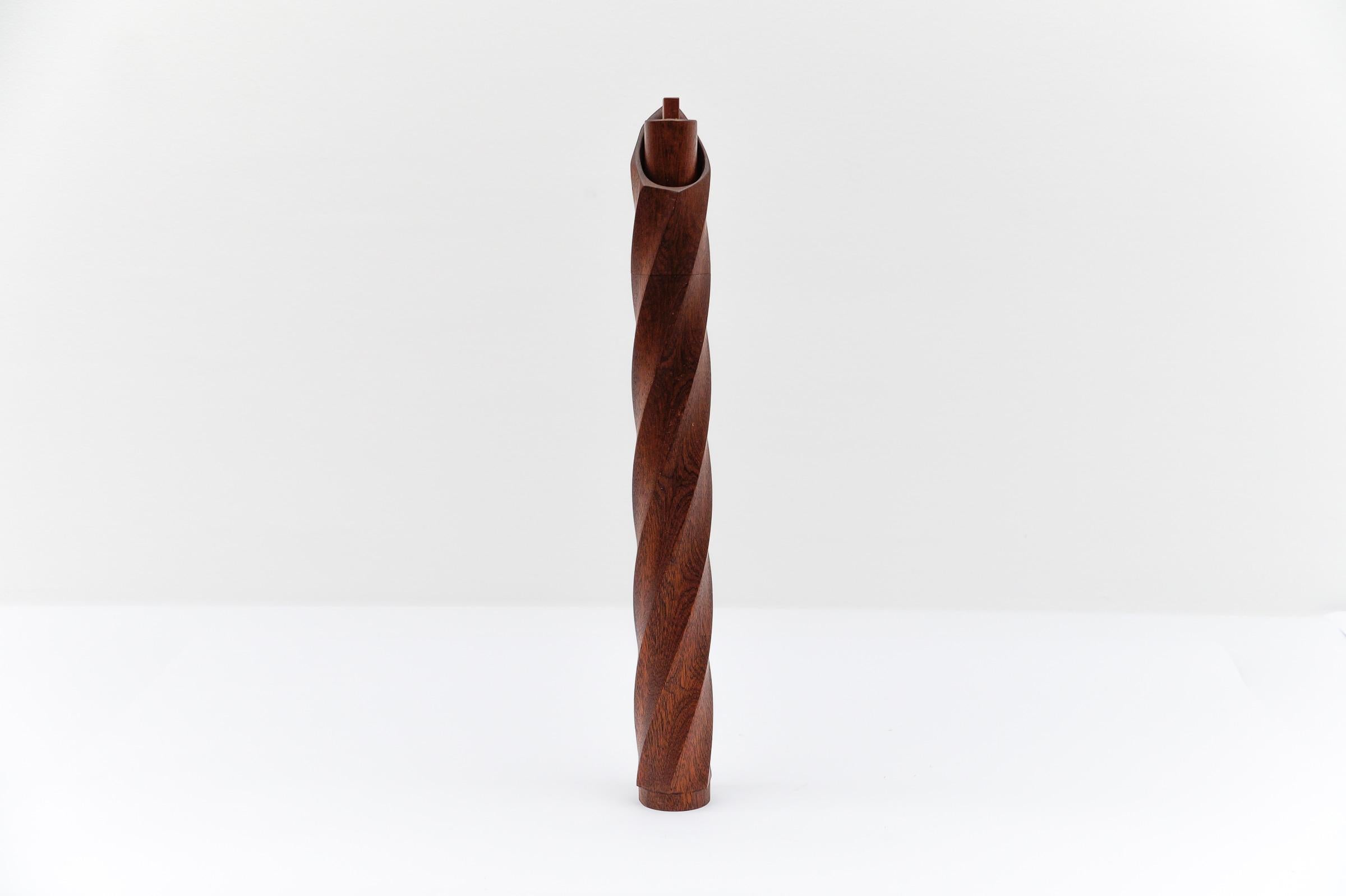 Große skandinavische Pfeffermühle aus Teakholz, 1960er Jahre, Dänemark, Mid-Century Modern

Äußerst selten. Stolze 48 cm hoch. Wunderbar gearbeitet. Sehr guter Zustand mit leichten Gebrauchsspuren.
Das Keramikmahlwerk von Zassenhaus funktioniert