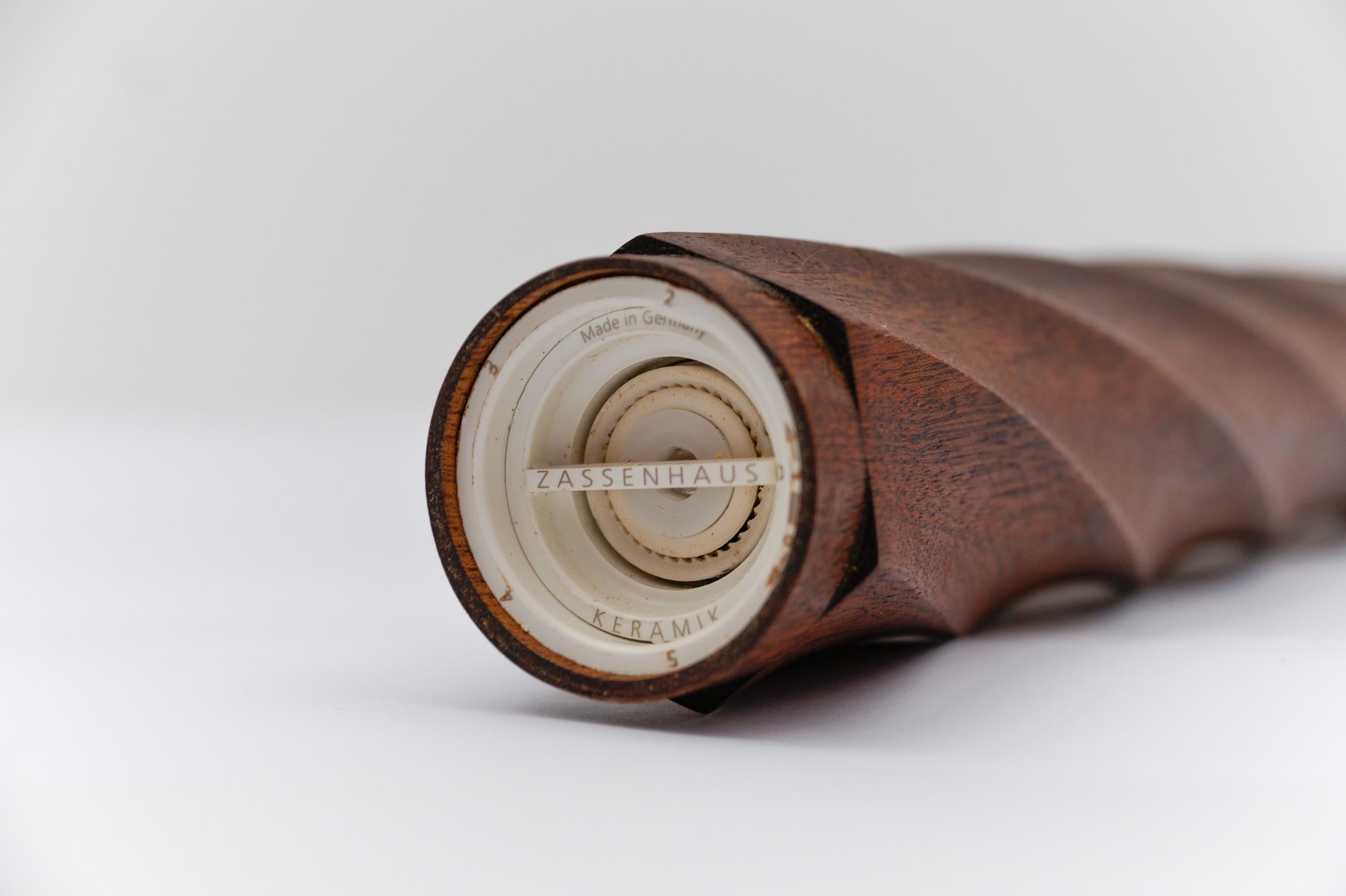 Große skandinavische Pfeffermühle aus Teakholz, 1960er Jahre, Dänemark, Mid-Century Modern im Angebot 3