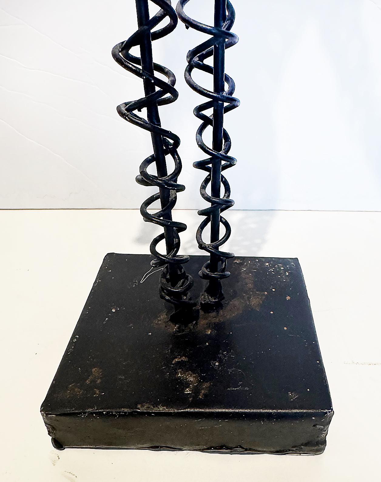 Fil di ferro Grande scultura a spirale in filo metallico della metà del secolo scorso: una figura maschile in vendita