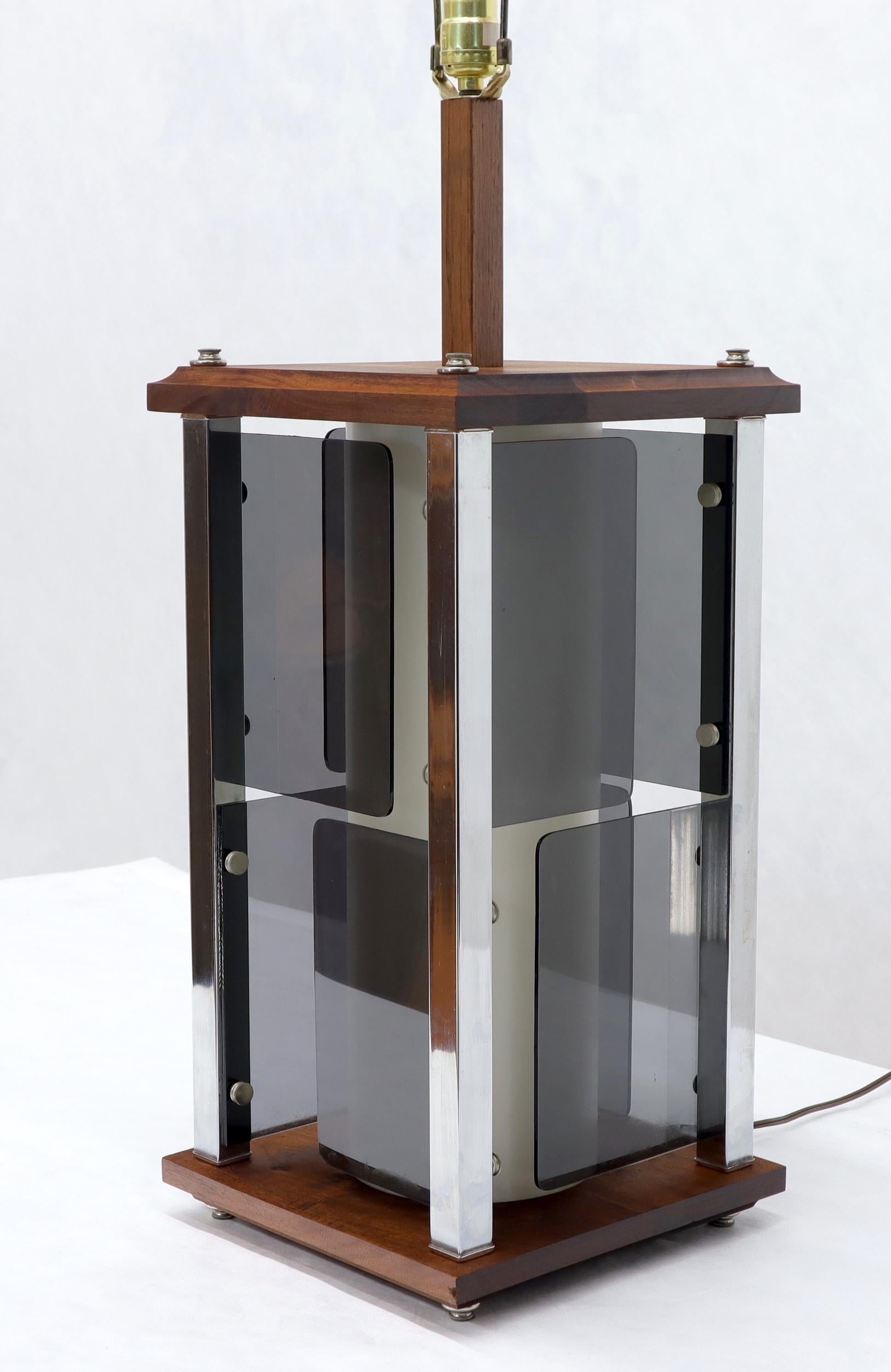 Large Mid-Century Modern Square Walnut & Lucite Table Lamp In Good Condition For Sale In Rockaway, NJ