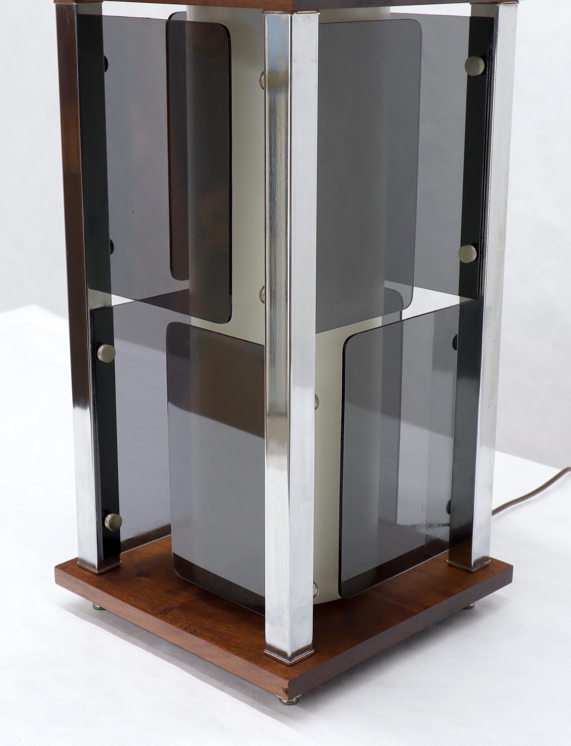 20ième siècle Grande lampe de table carrée moderne du milieu du siècle en noyer & Lucite en vente