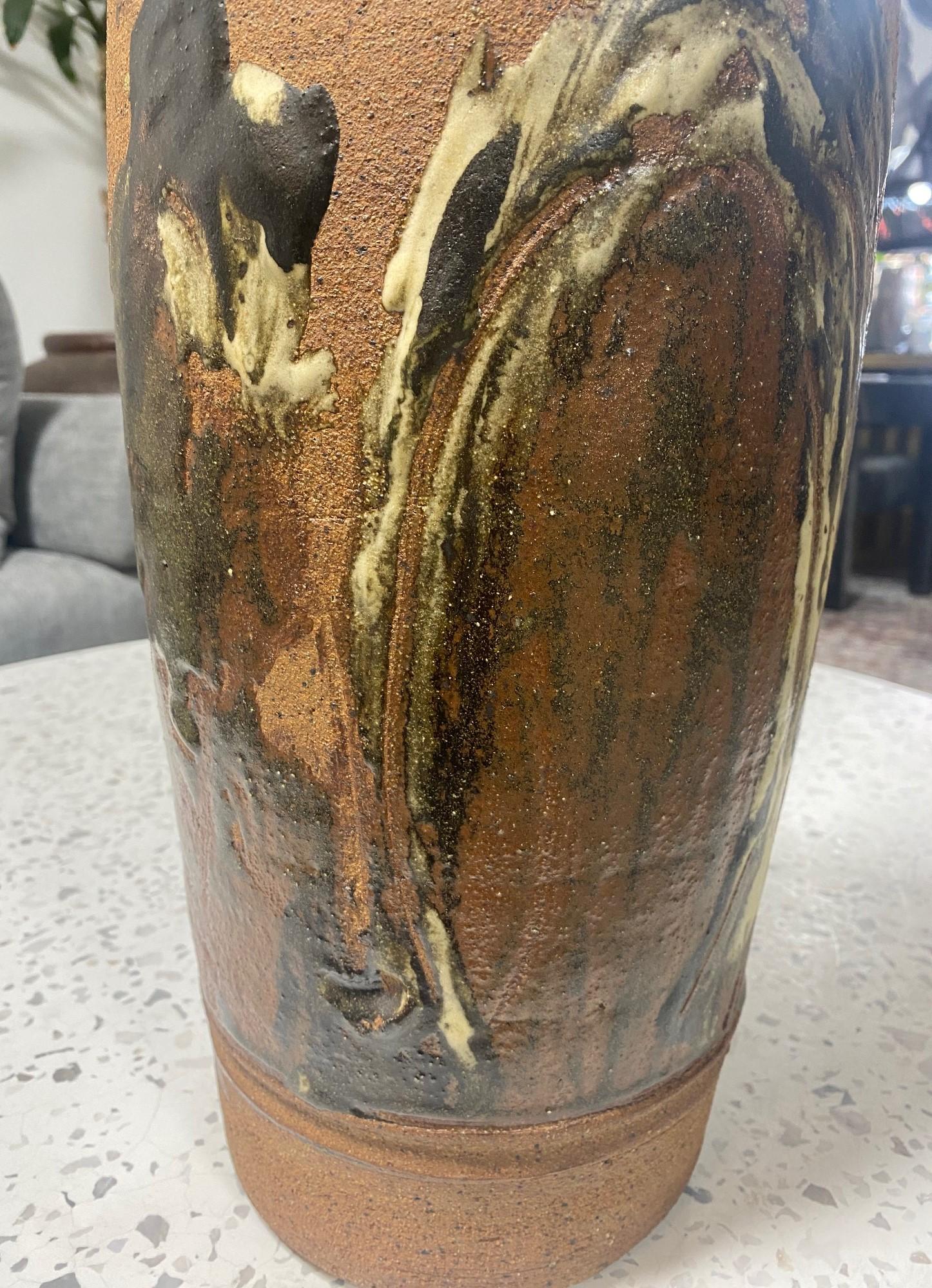 Große moderne Steingutflaschenvase aus der Mitte des Jahrhunderts im Stil von Peter Voulkos  im Angebot 2