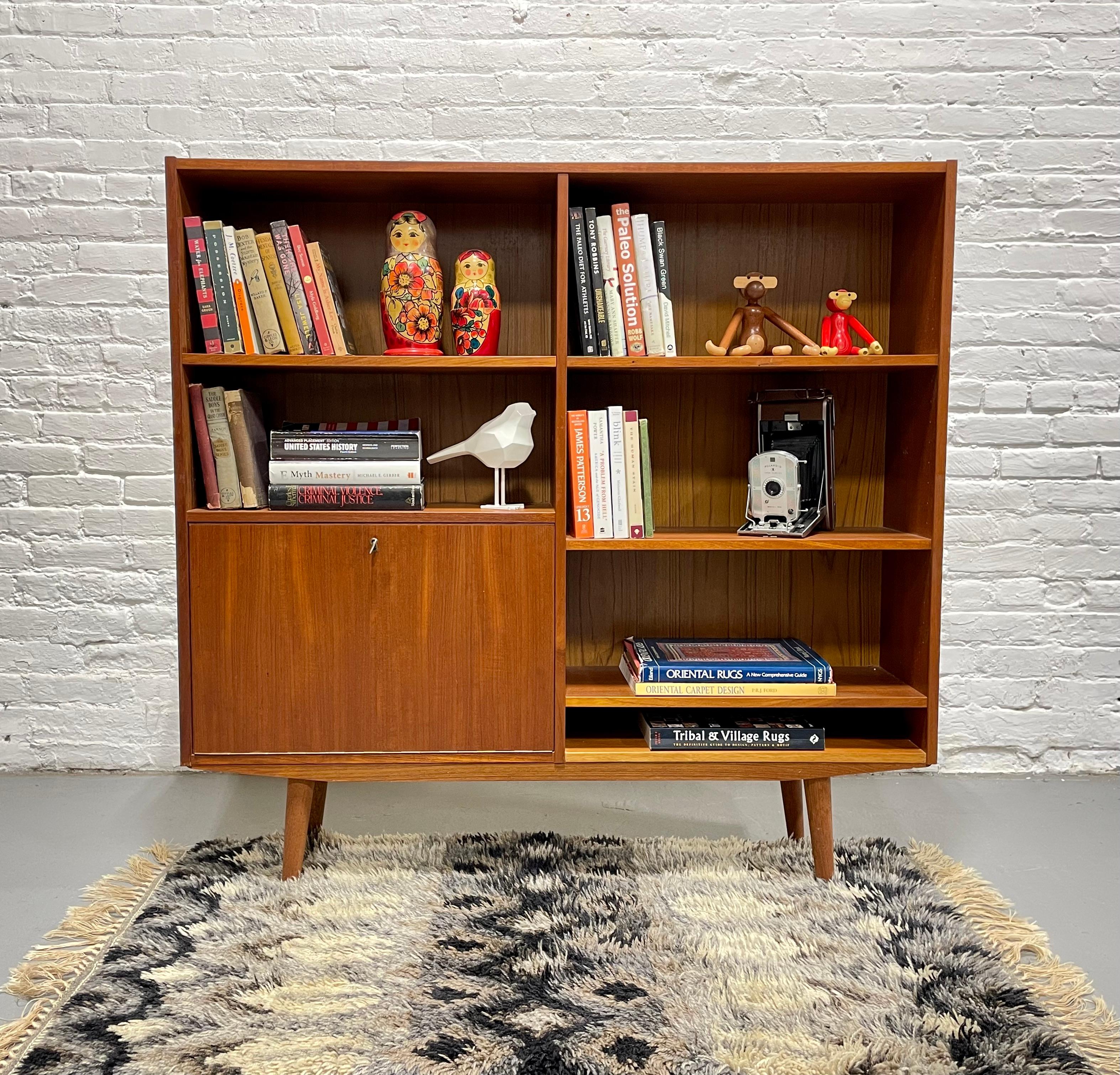 Mid-Century Modern Grand meuble à livres / bar danois en TEAK moderne du milieu du siècle dernier, c.C. 1960. en vente