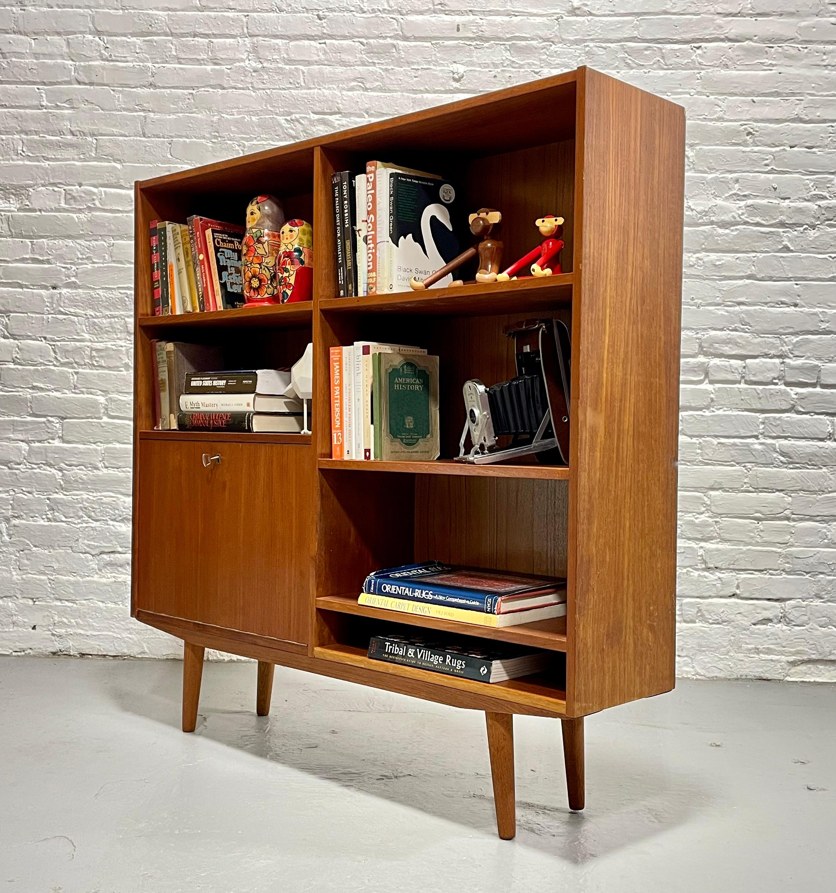 Grand meuble à livres / bar danois en TEAK moderne du milieu du siècle dernier, c.C. 1960. Bon état - En vente à Weehawken, NJ