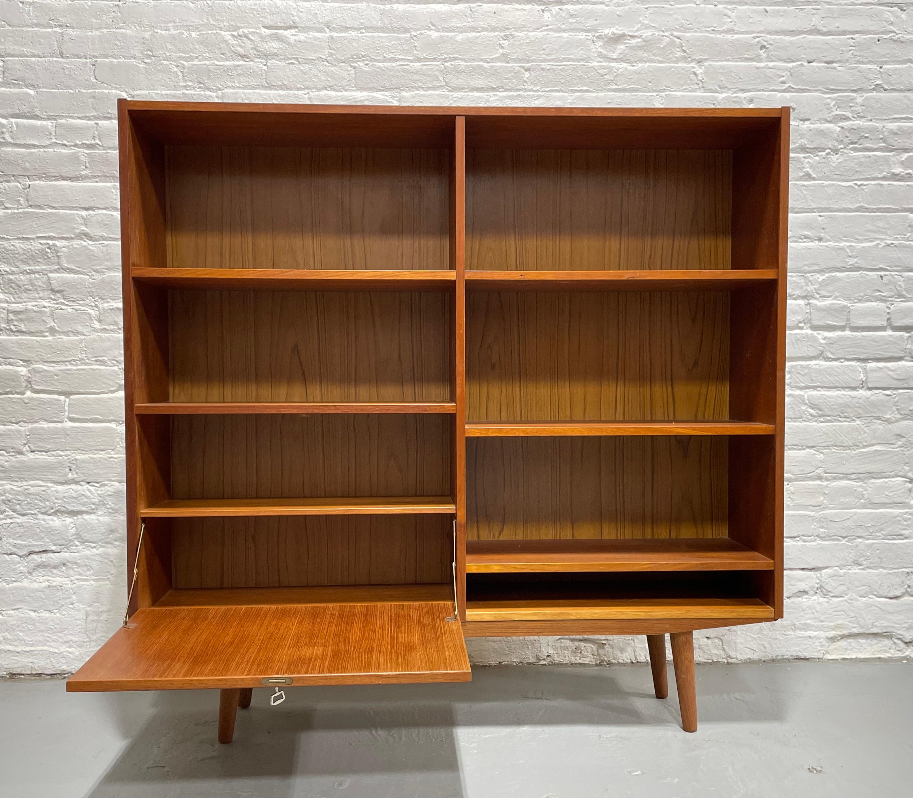 Teck Grand meuble à livres / bar danois en TEAK moderne du milieu du siècle dernier, c.C. 1960. en vente