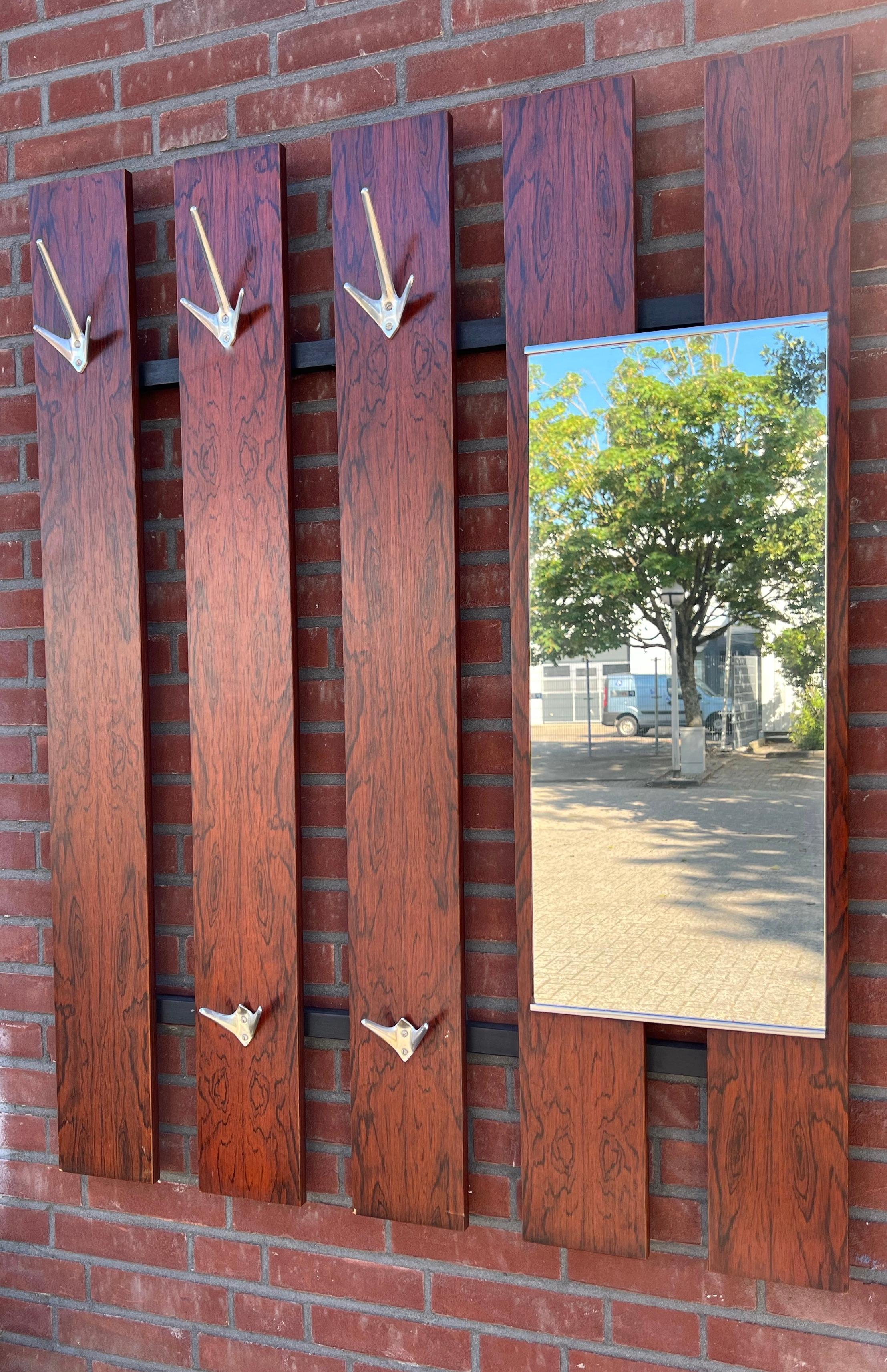 Large Mid-Century Modern Teak Slats Wall Mount Hall Coat Rack with Mirror, 1960s In Good Condition For Sale In Lisse, NL