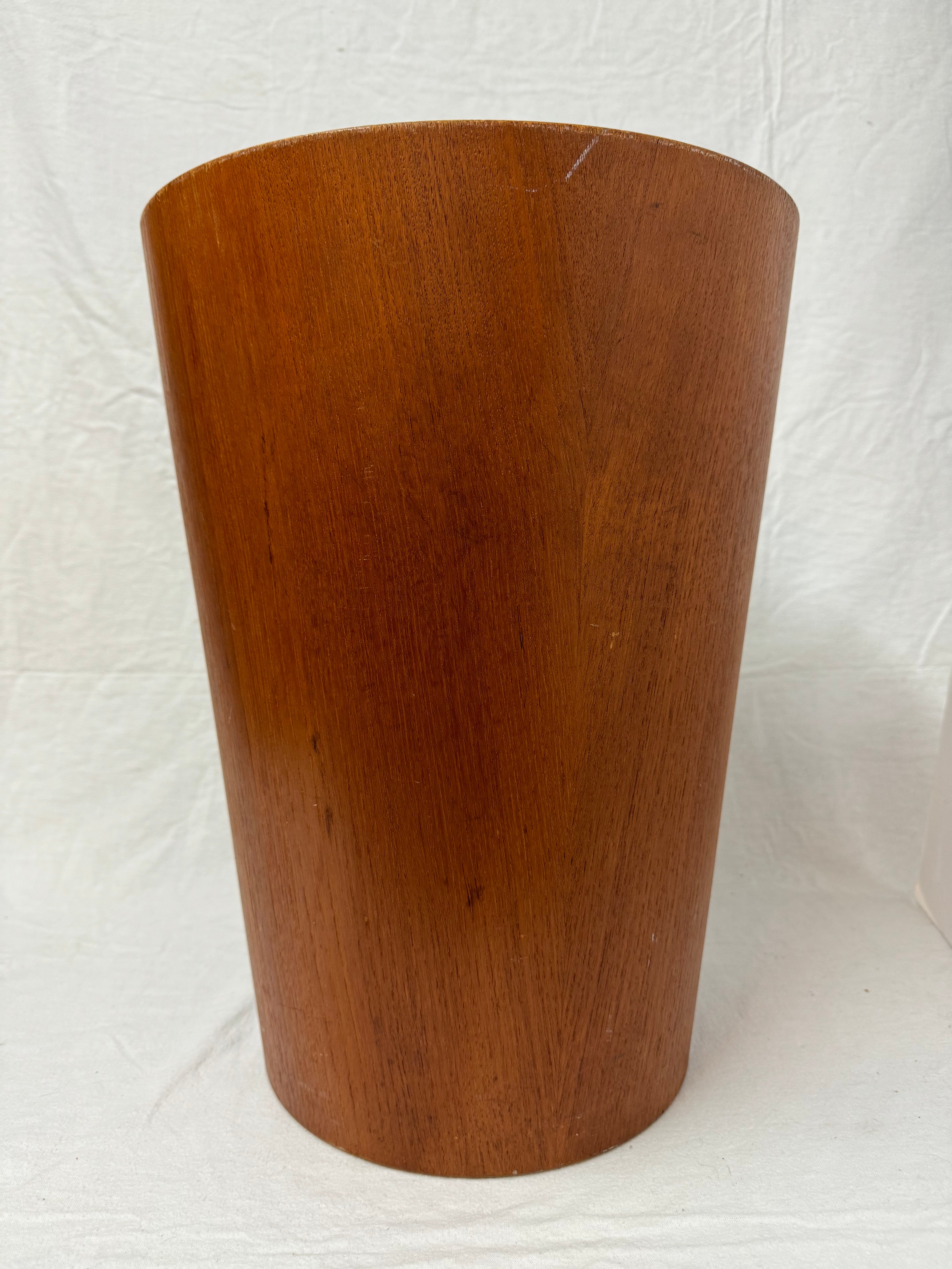 Großer Papierkorb aus Teakholz, Mid Century Modern, von Martin Aberg für Servex Schweden, 1960er Jahre. Klassisches, ikonisches Design. Perfekt für das Heimbüro der Jahrhundertmitte. Der Bodendurchmesser beträgt 10,50 an der Unterseite