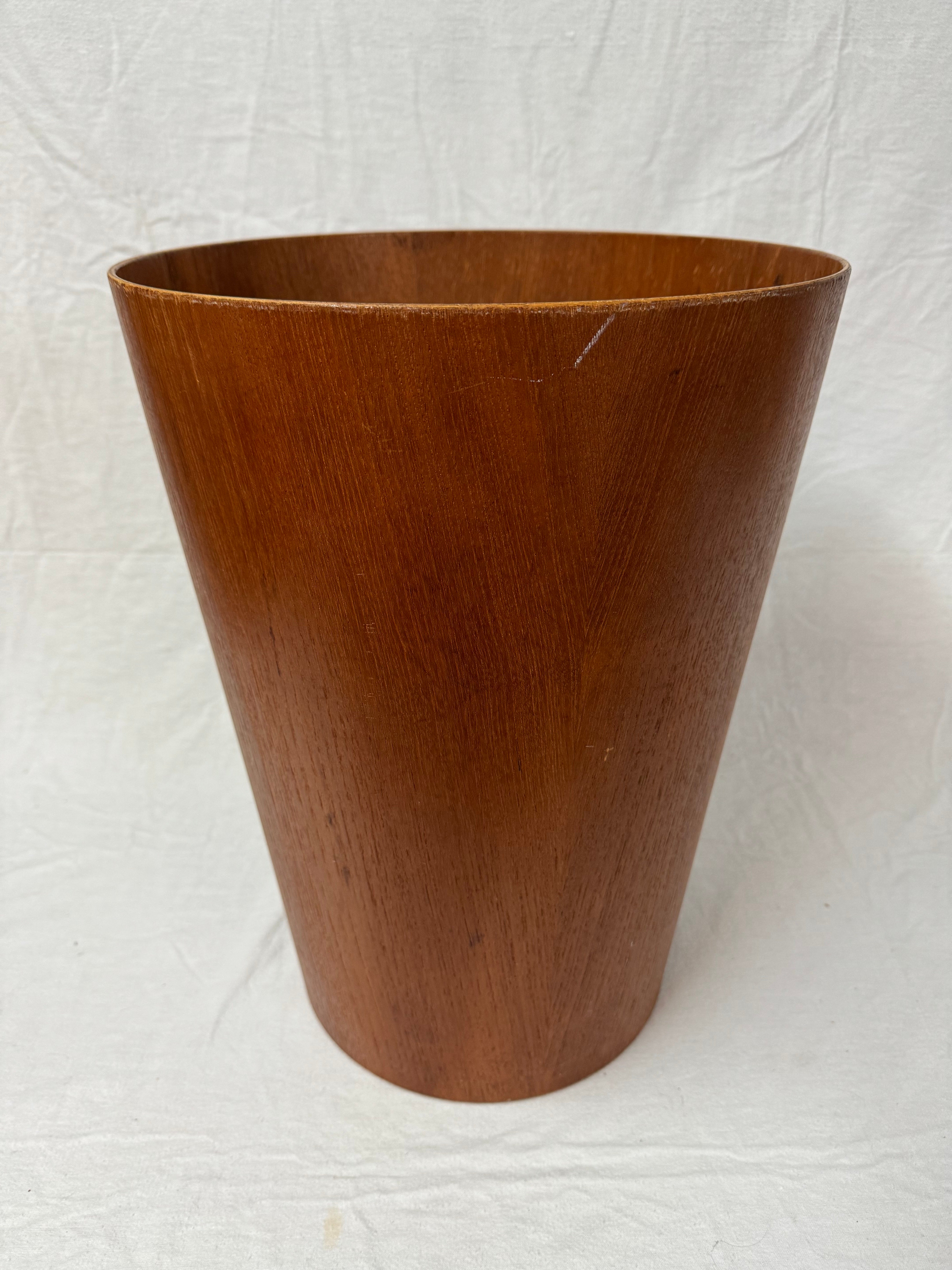 Großer moderner Papierbehälter aus Teakholz von Martin Aberg für Servex, Mid-Century Modern (Moderne der Mitte des Jahrhunderts) im Angebot