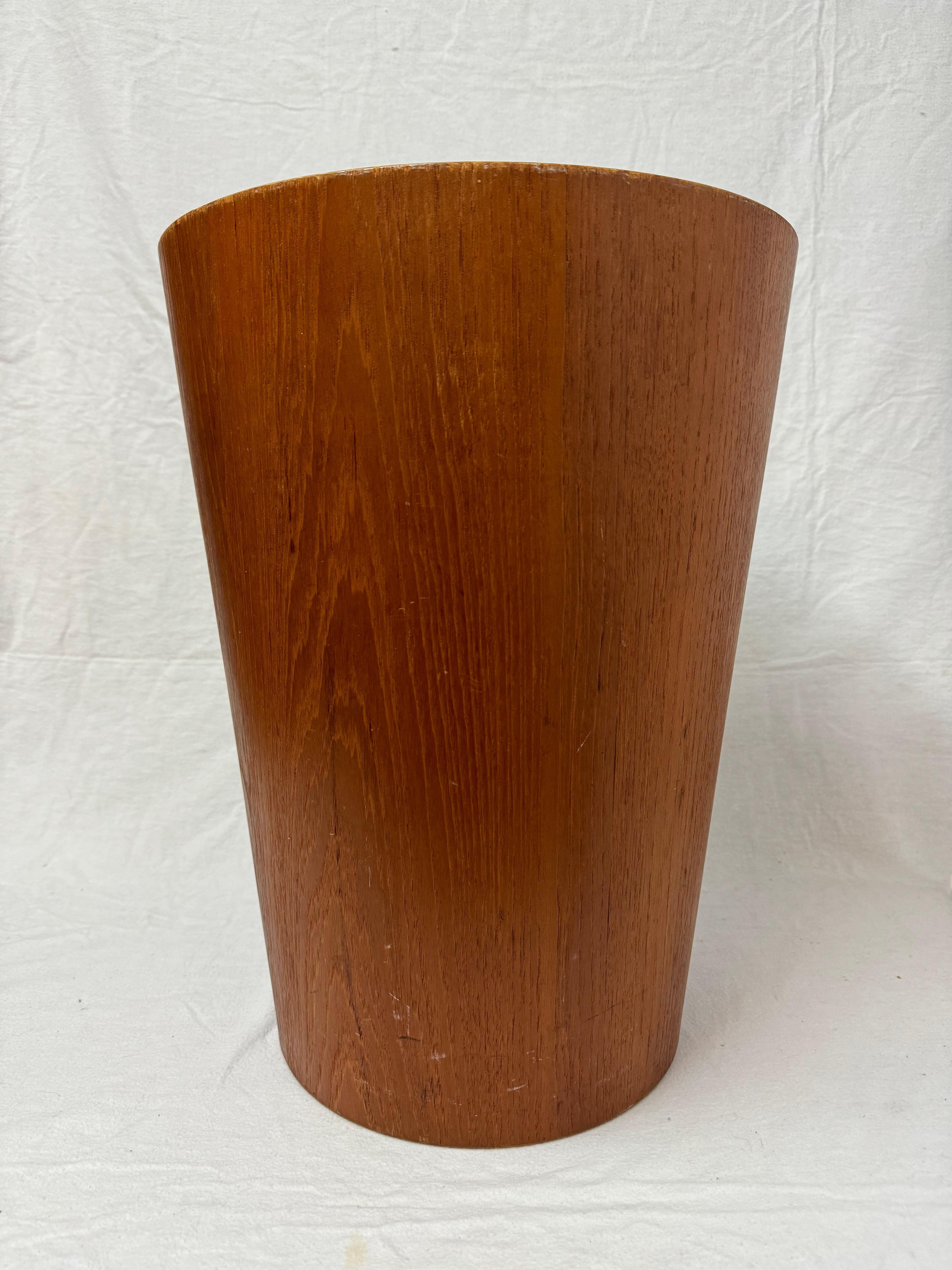Großer moderner Papierbehälter aus Teakholz von Martin Aberg für Servex, Mid-Century Modern (Schwedisch) im Angebot