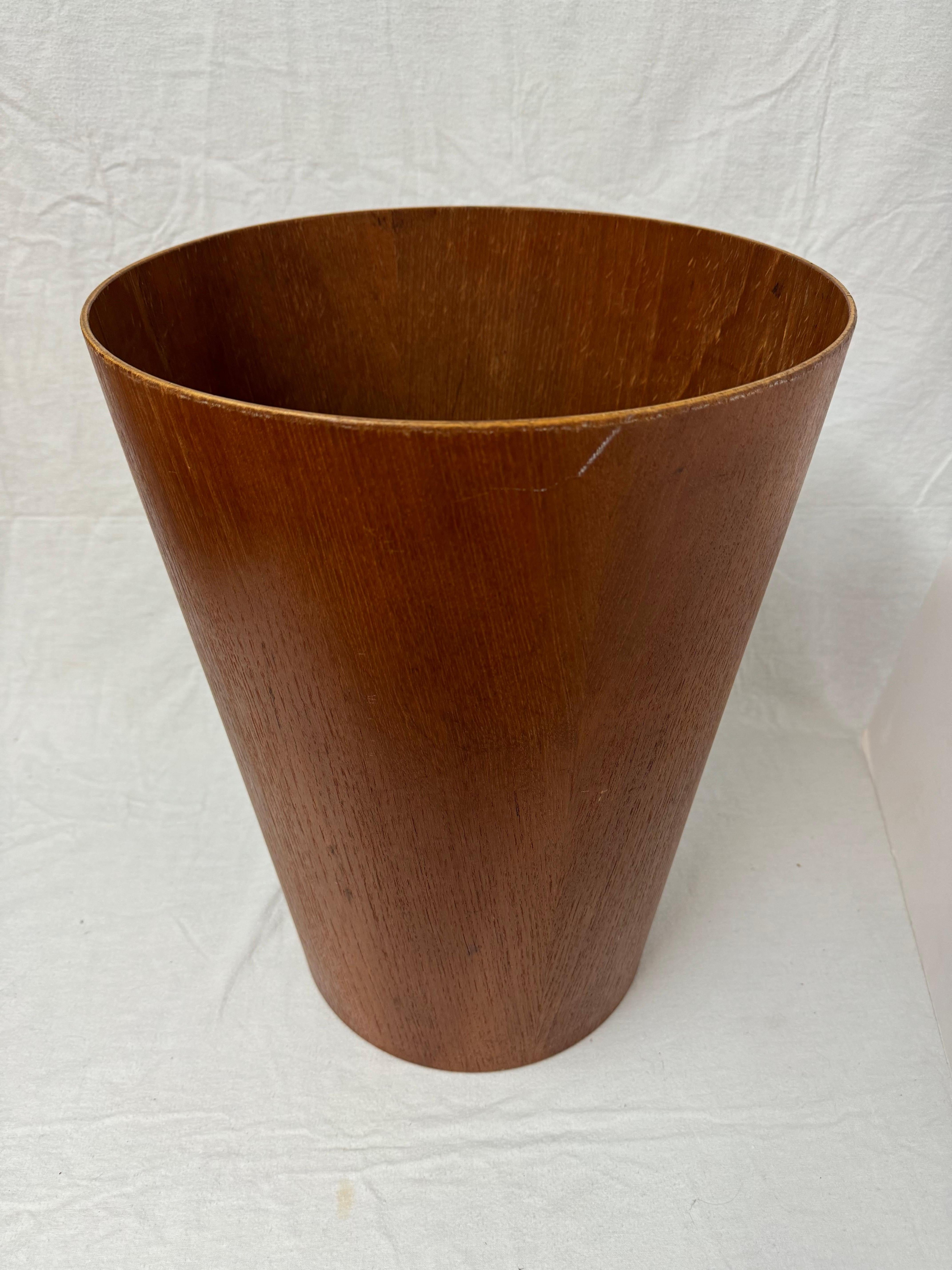 Großer moderner Papierbehälter aus Teakholz von Martin Aberg für Servex, Mid-Century Modern im Zustand „Gut“ im Angebot in Redding, CT
