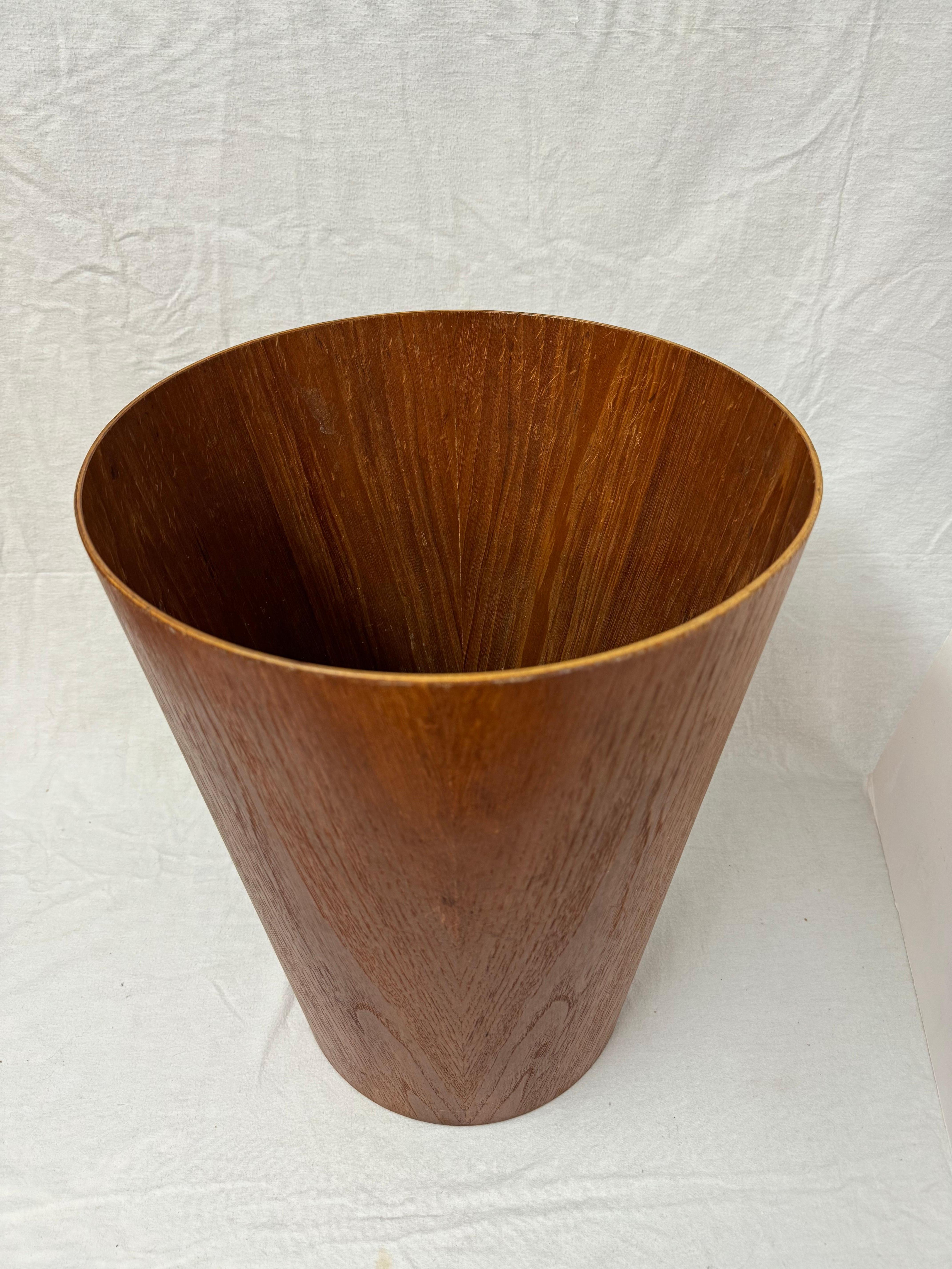 Großer moderner Papierbehälter aus Teakholz von Martin Aberg für Servex, Mid-Century Modern im Angebot 1
