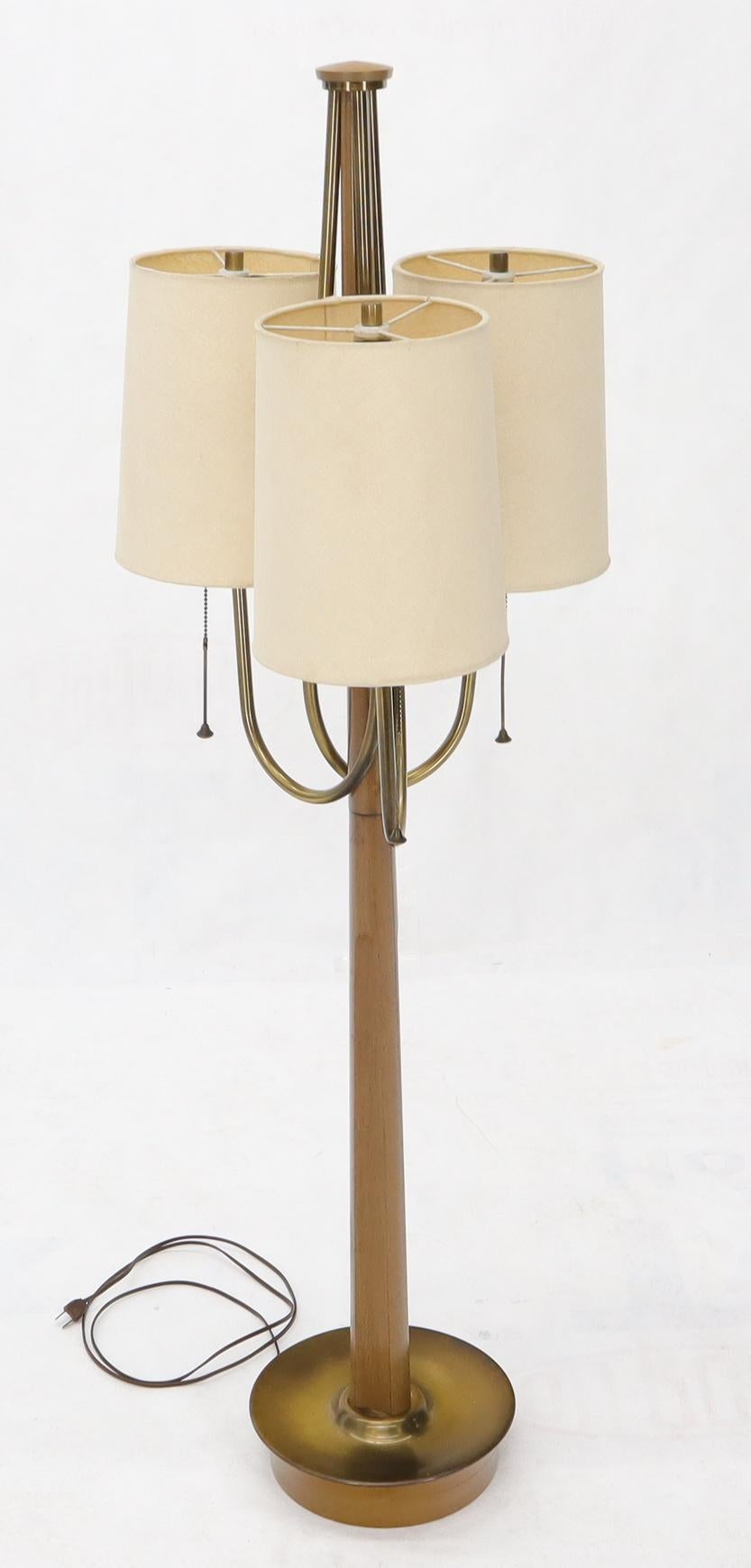 Mid-Century Modern Grande lampe de bureau ou de sol à trois bras, moderne du milieu du siècle dernier, avec abat-jour cylindrique en vente