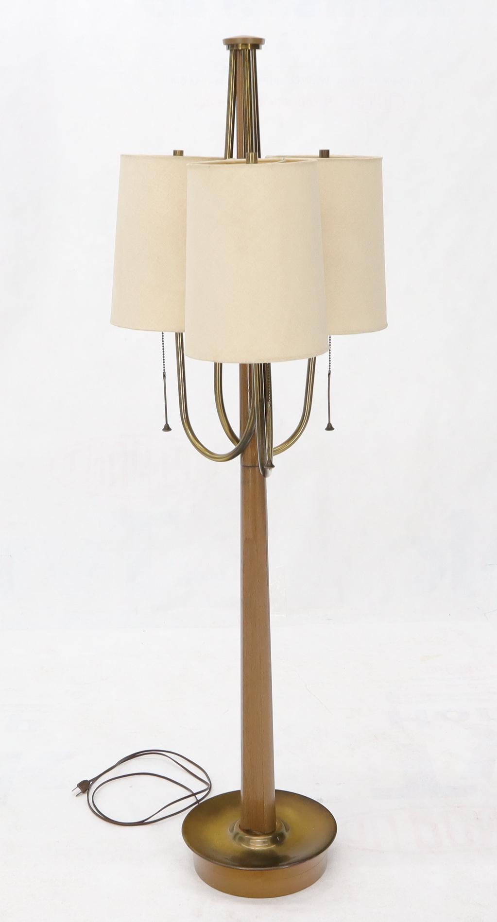 Große dreiarmige Tisch- oder Stehlampe mit Zylinderschirmen, Mid-Century Modern (amerikanisch) im Angebot