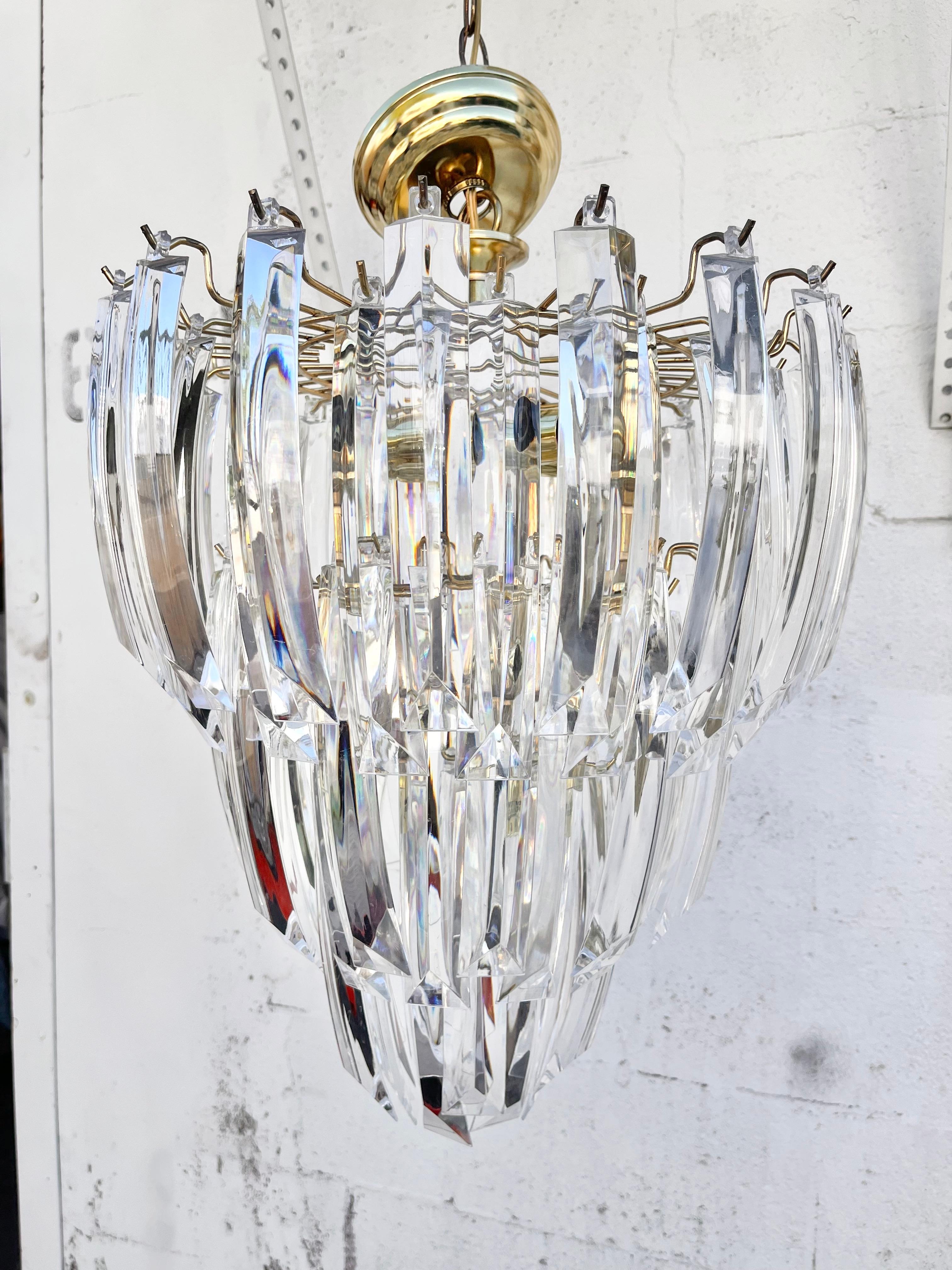 Großer dreistöckiger Prisma-Lucit-Kronleuchter aus der Mitte des Jahrhunderts (Beschichtet) im Angebot