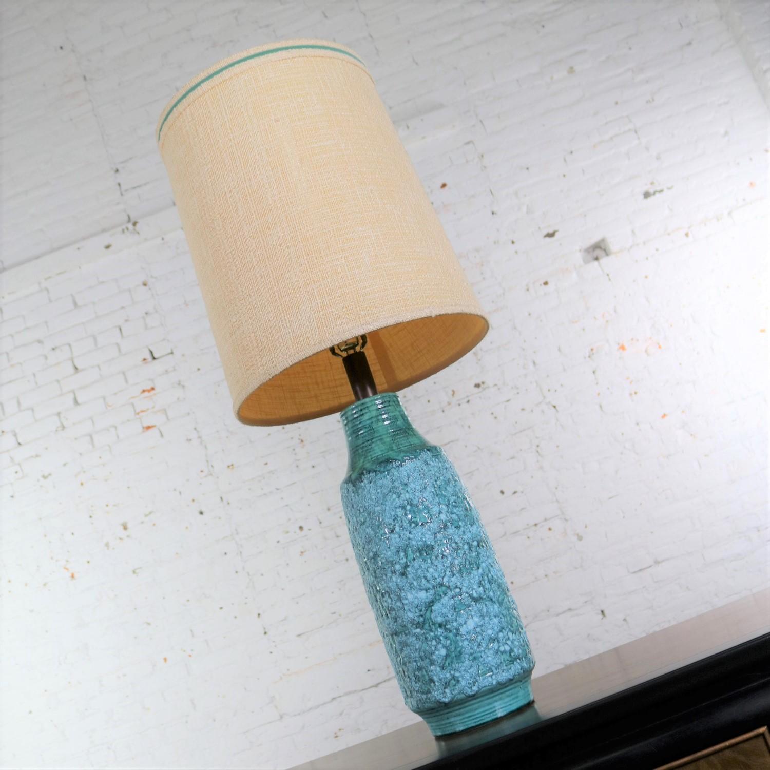 Mid-Century Modern Grande lampe de bureau moderne du milieu du siècle dernier en céramique émaillée de lave turquoise d'après Fantoni en vente