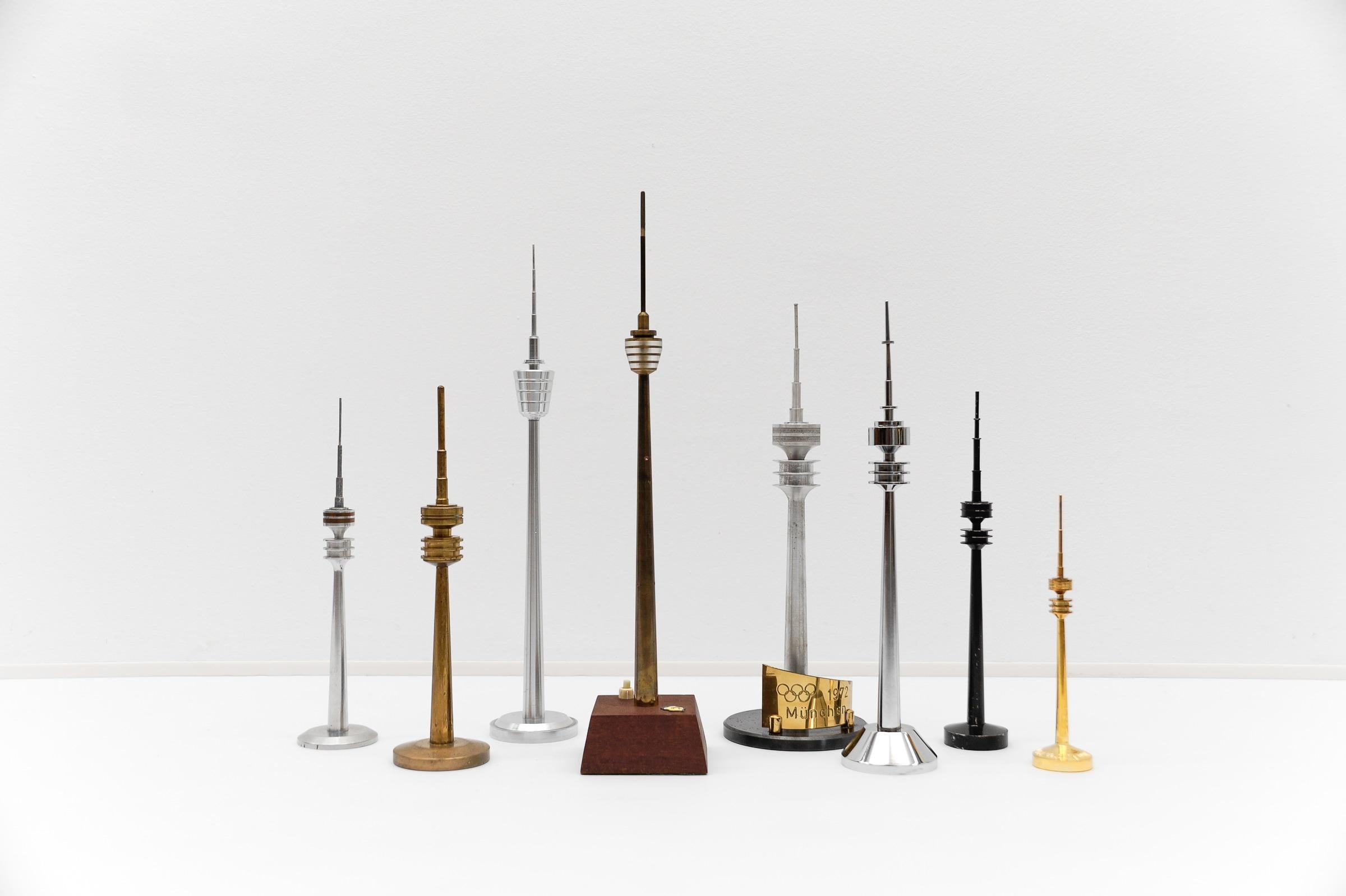 Magnifiques tours de télévision des années 1960-1970. Certains sont en acier, en métal, en aluminium, en bronze. Le petit doré est en plastique.

Variously height from 22cm to 47cm !

Présentent les signes normaux d'utilisation et de patine dus à