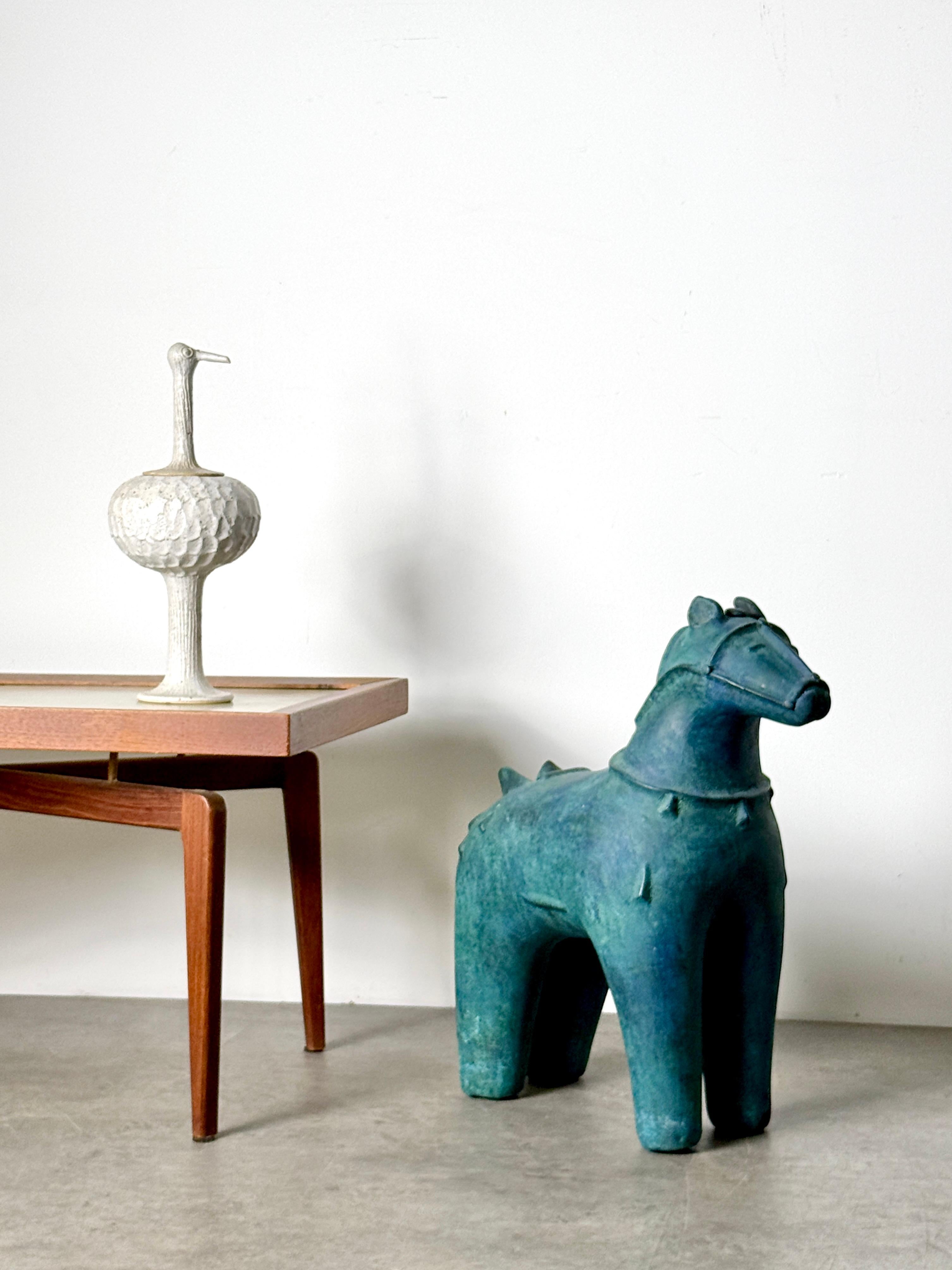 Gran escultura modernista de caballo de cerámica de los años 60 

Interpretación de mediados de siglo de un caballo Haniwa japonés con acentos brutalistas en la silla de montar y la brida
Formado en cerámica con vidriado verdigris moteado 

18