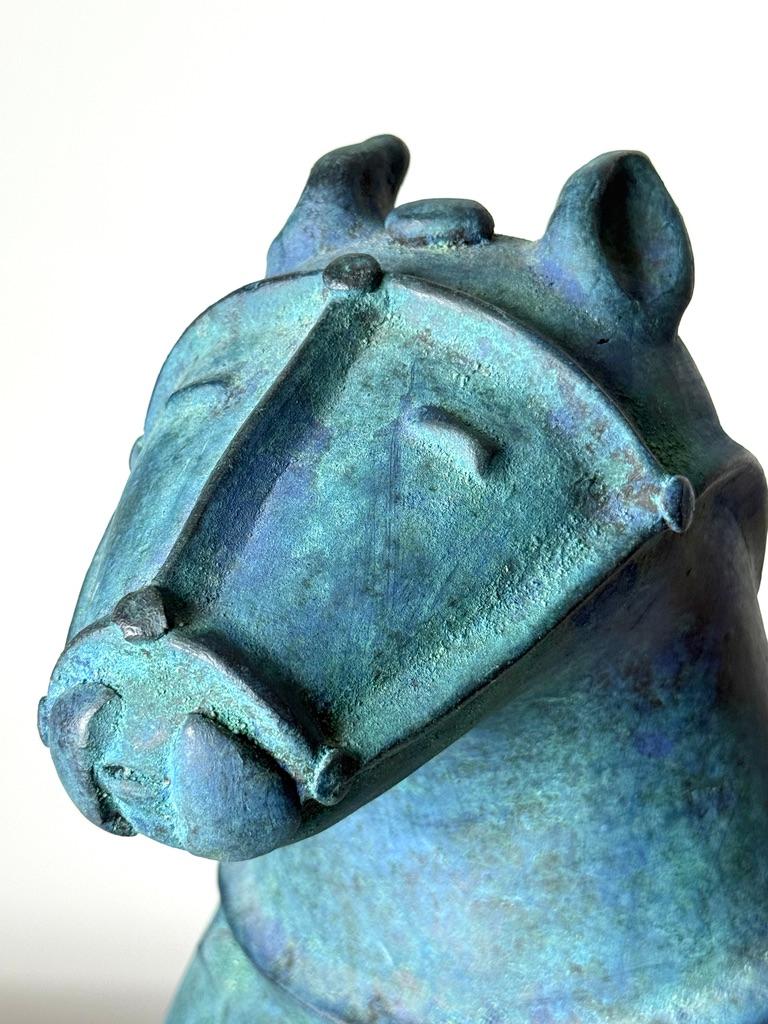 Gran Escultura de Caballo de Cerámica Japonesa Estilo Haniwa de Verdigris Moderno de Mediados de Siglo siglo XX en venta