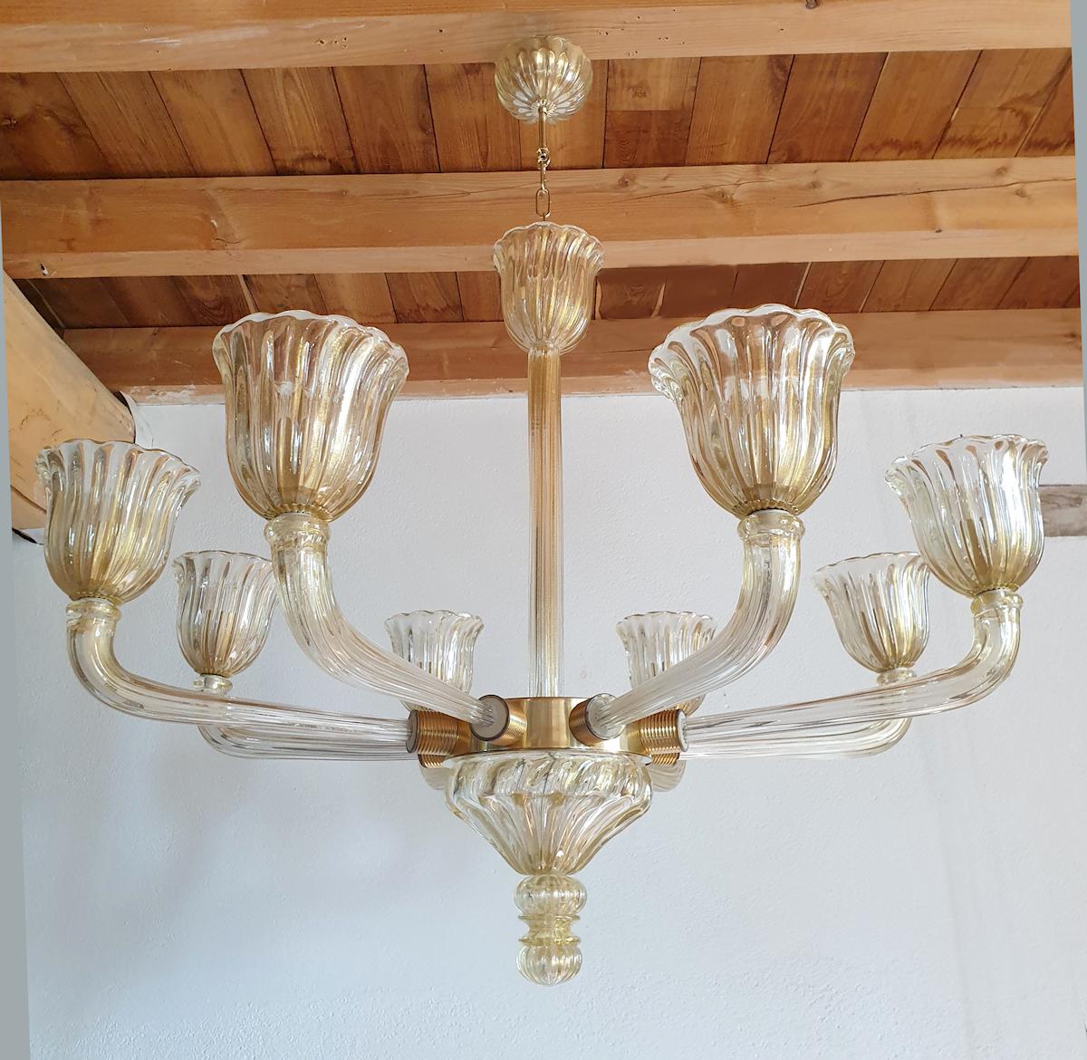 Vintage neoclassical style, Murano glass chandelier, by Barovier and Toso, Italy, 1960s.
The Mid-Century Modern chandelier is made of thick handmade clear Murano glass, with gold leaf inclusion, creating a warm transparent color; and translucent