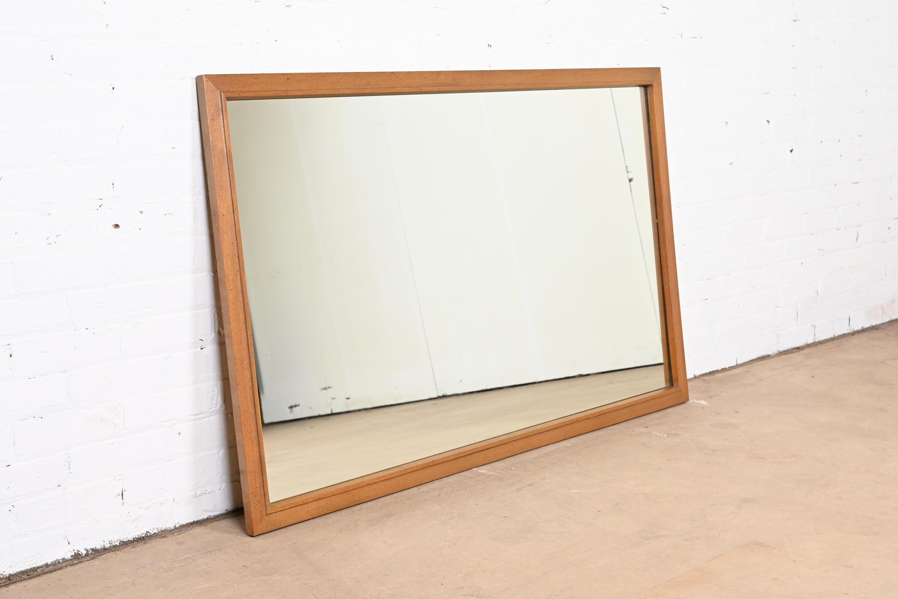 A gorgeous Mid-Century Modern large walnut framed wall mirror

USA, Mid-20th Century

Measures: 54.75